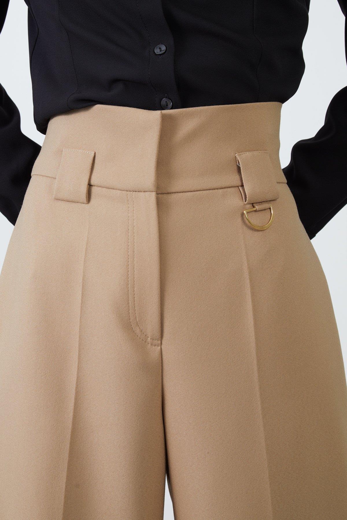 Ekstra Yüksel Bel Aksesuar Toka Detaylı Geniş Paçalı Rahat Kesim Kahverengi Pantolon