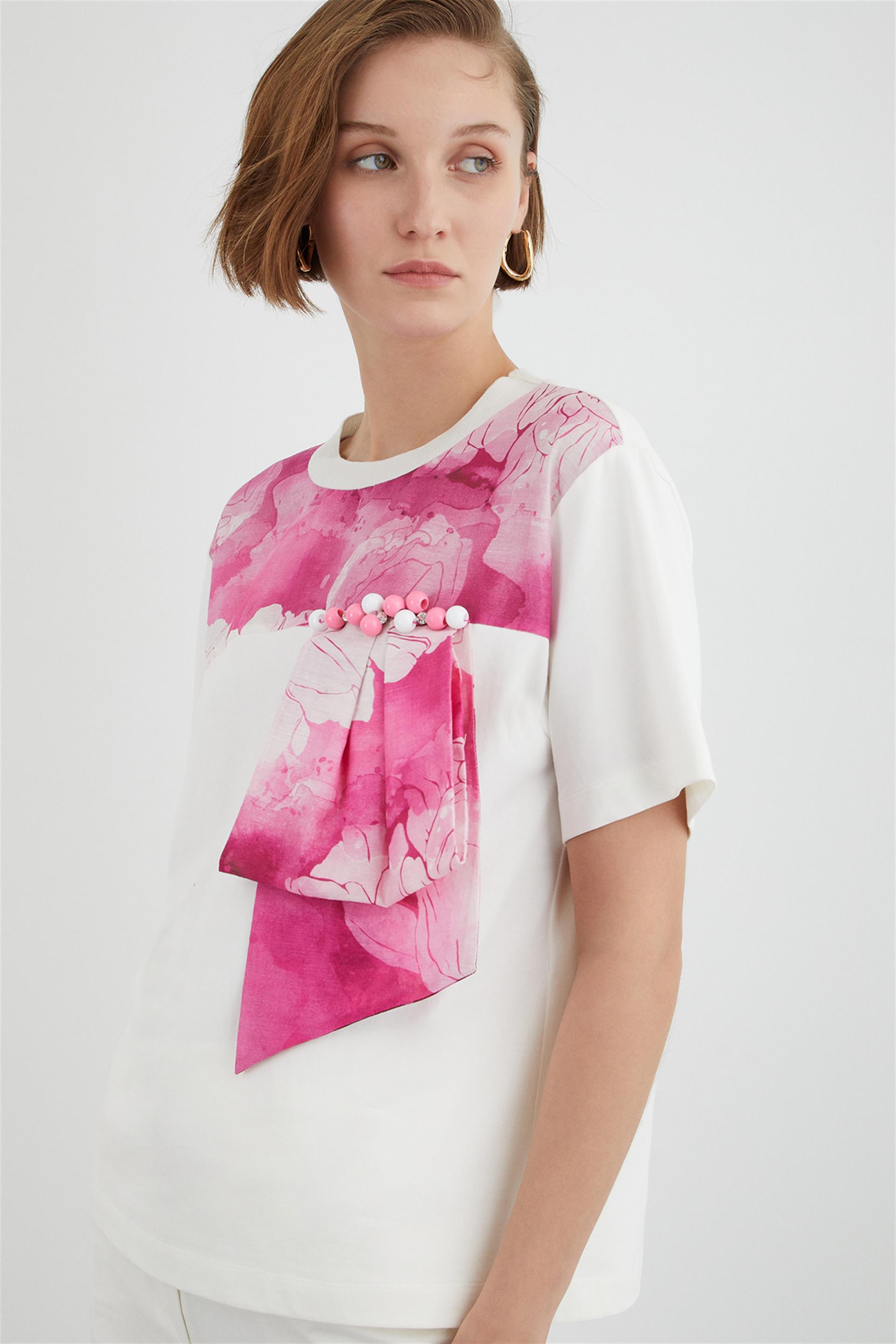 Çiçek Desenli İşlemeli Ekru Tişört