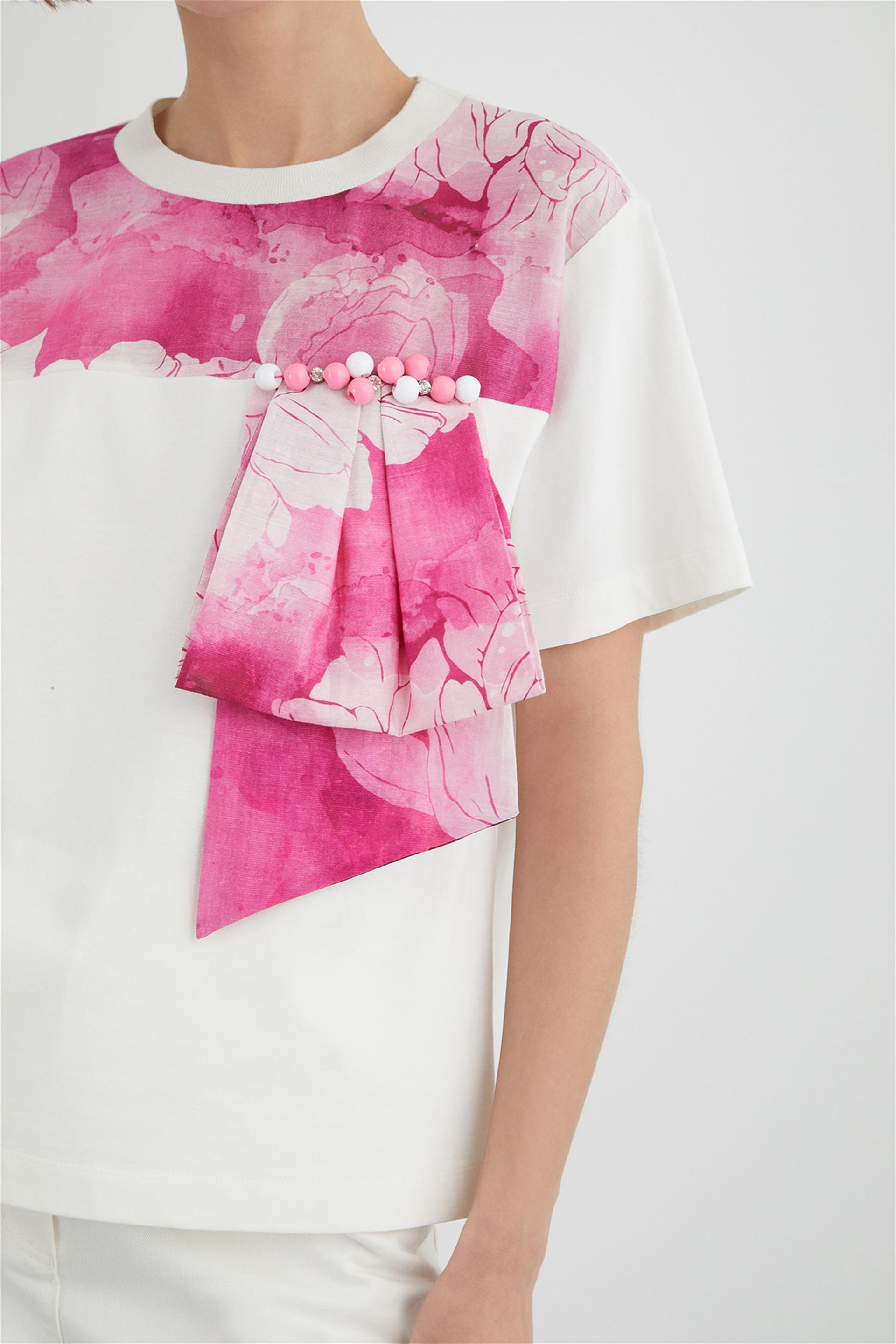 Çiçek Desenli İşlemeli Ekru Tişört