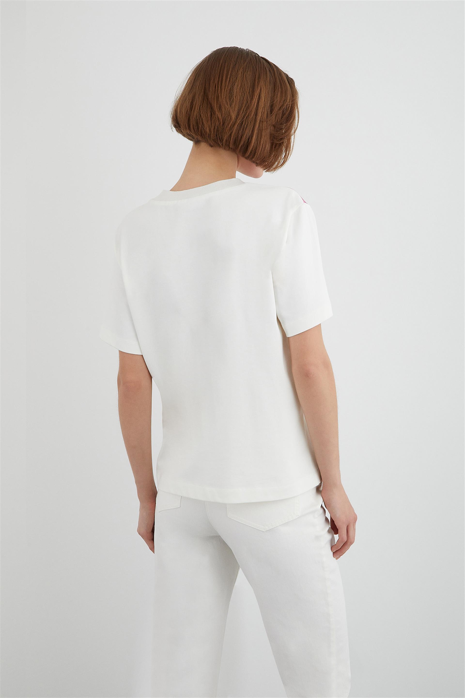 Çiçek Desenli İşlemeli Ekru Tişört