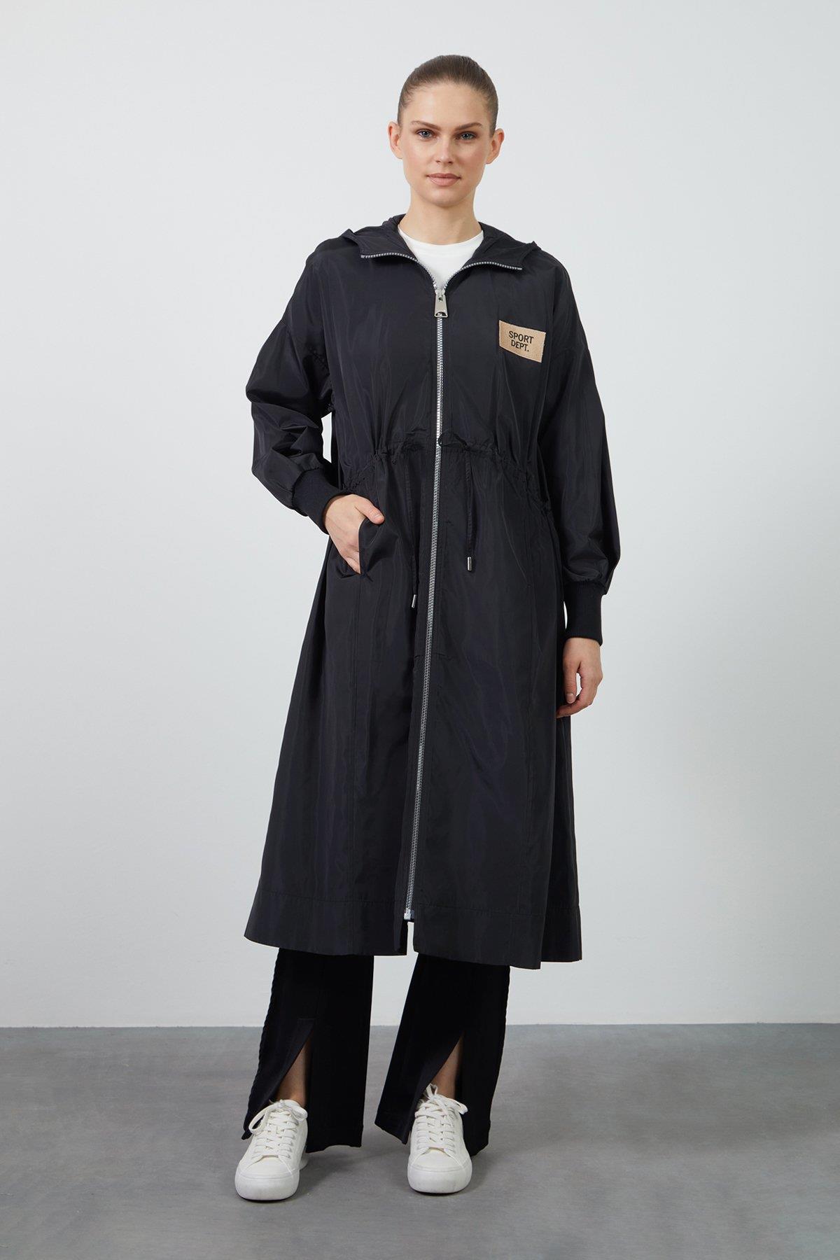 Nakış Detaylı Kolları Triko Manşetli Uzun Siyah Ceket