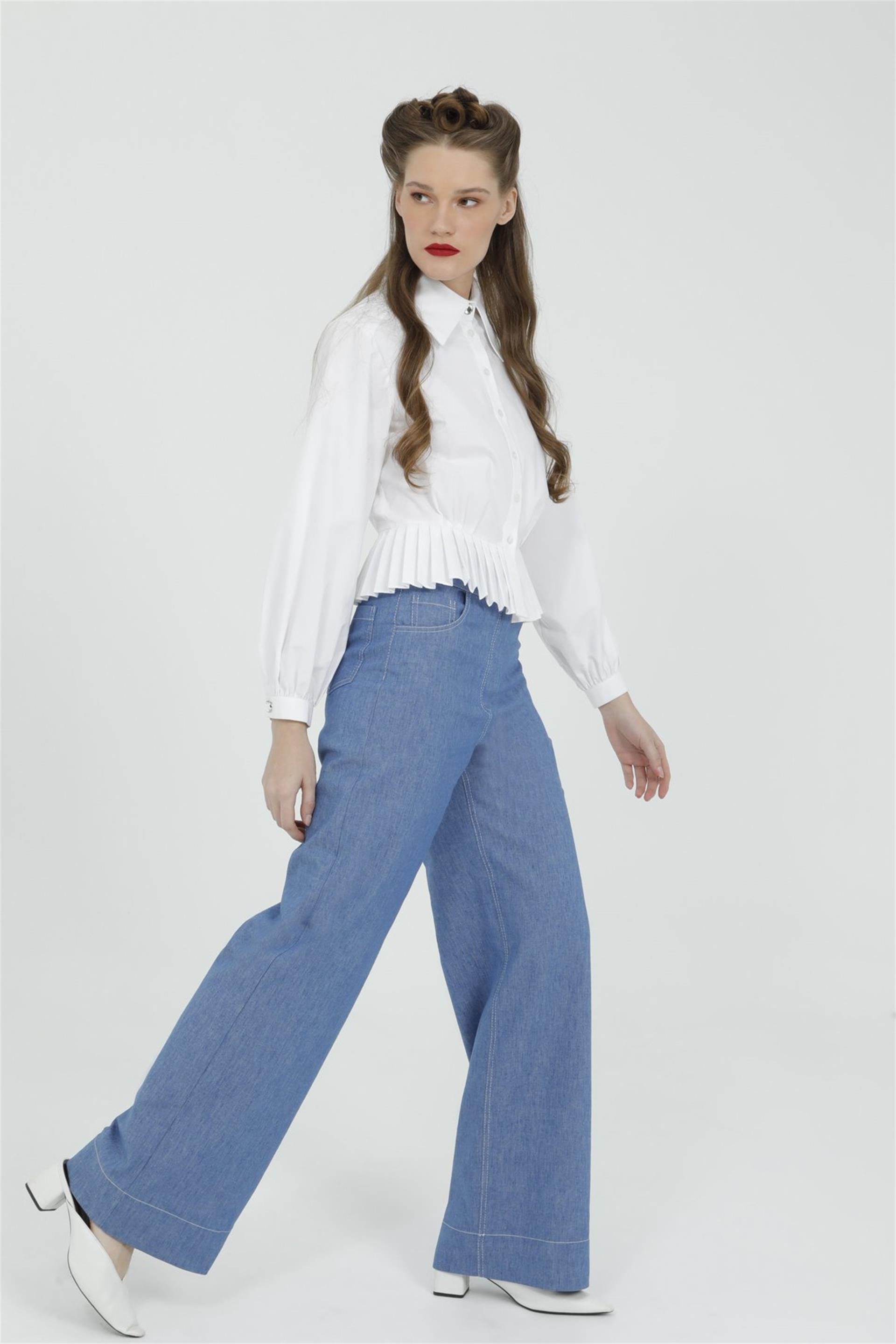 Etek Ucu Plise Detaylı Kristal Düğmeli Beyaz Gömlek