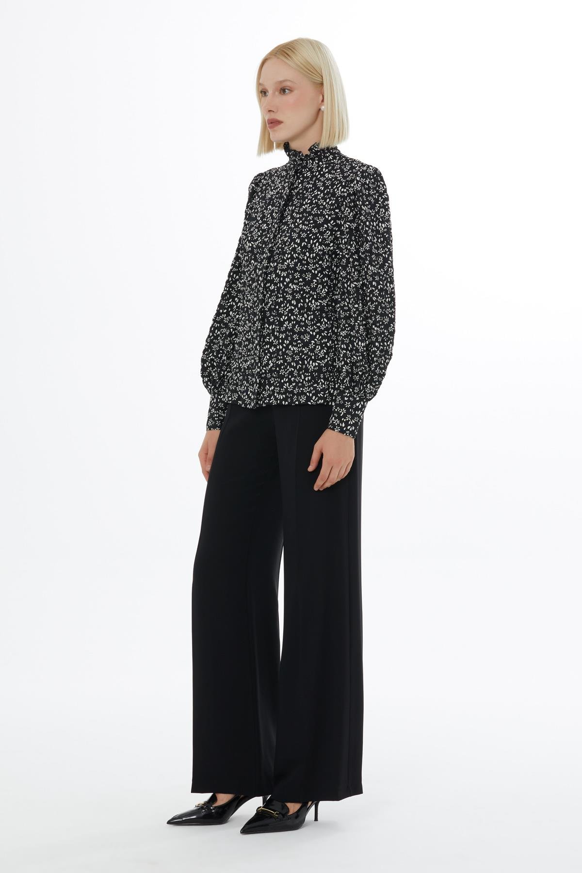 Fırfır Yakalı Siyah Bluz