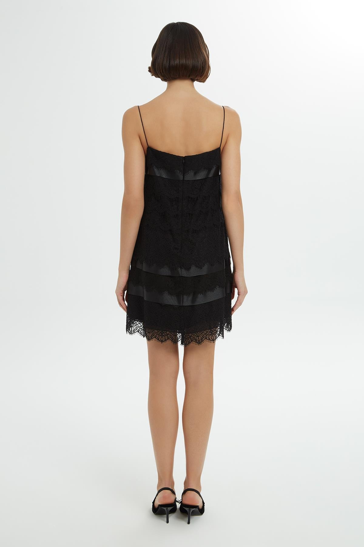 Fiyonk Detaylı Dantelli Siyah Elbise