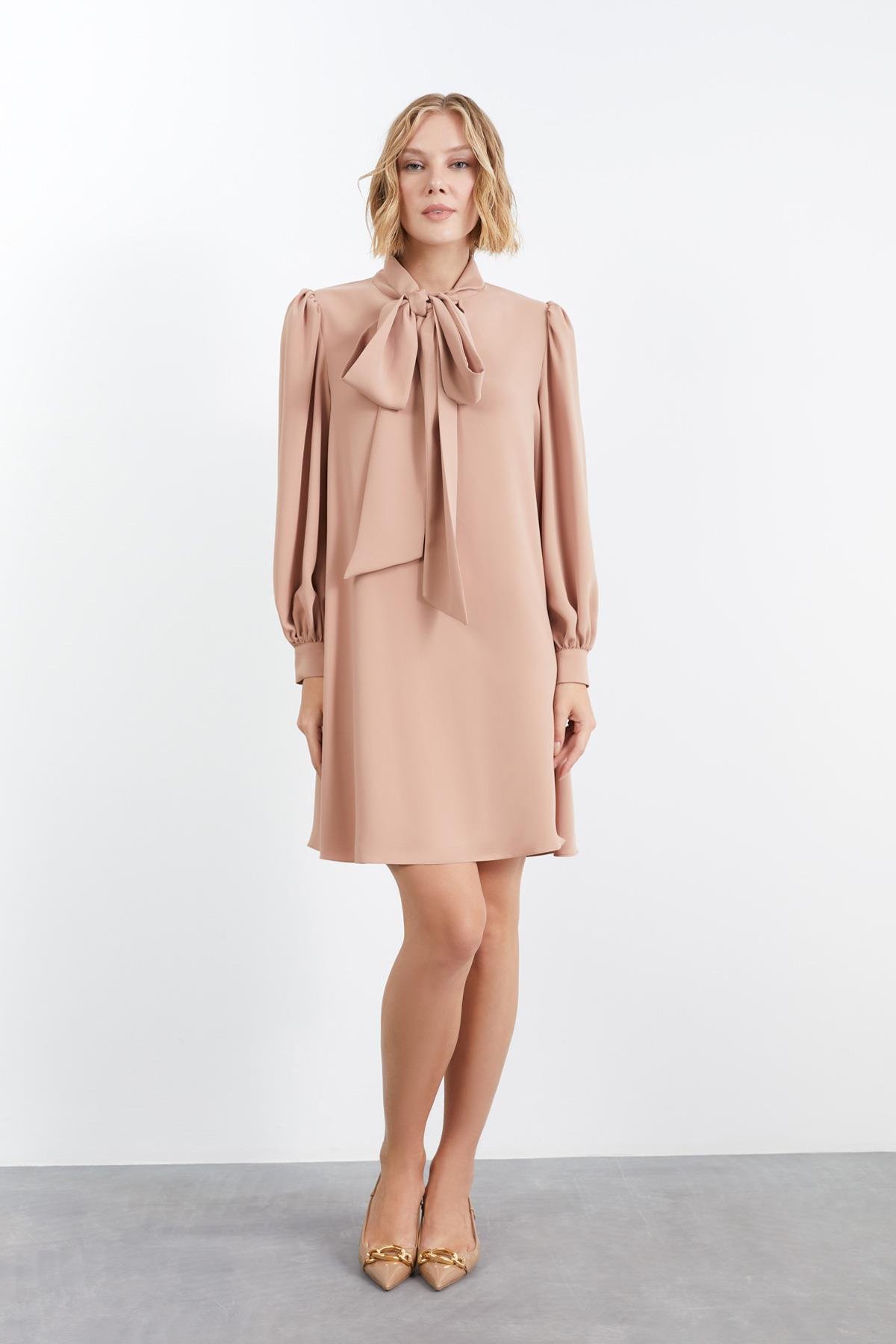 Fiyonklu Balon Kollu Eteği Kloş Bej Mini Elbise