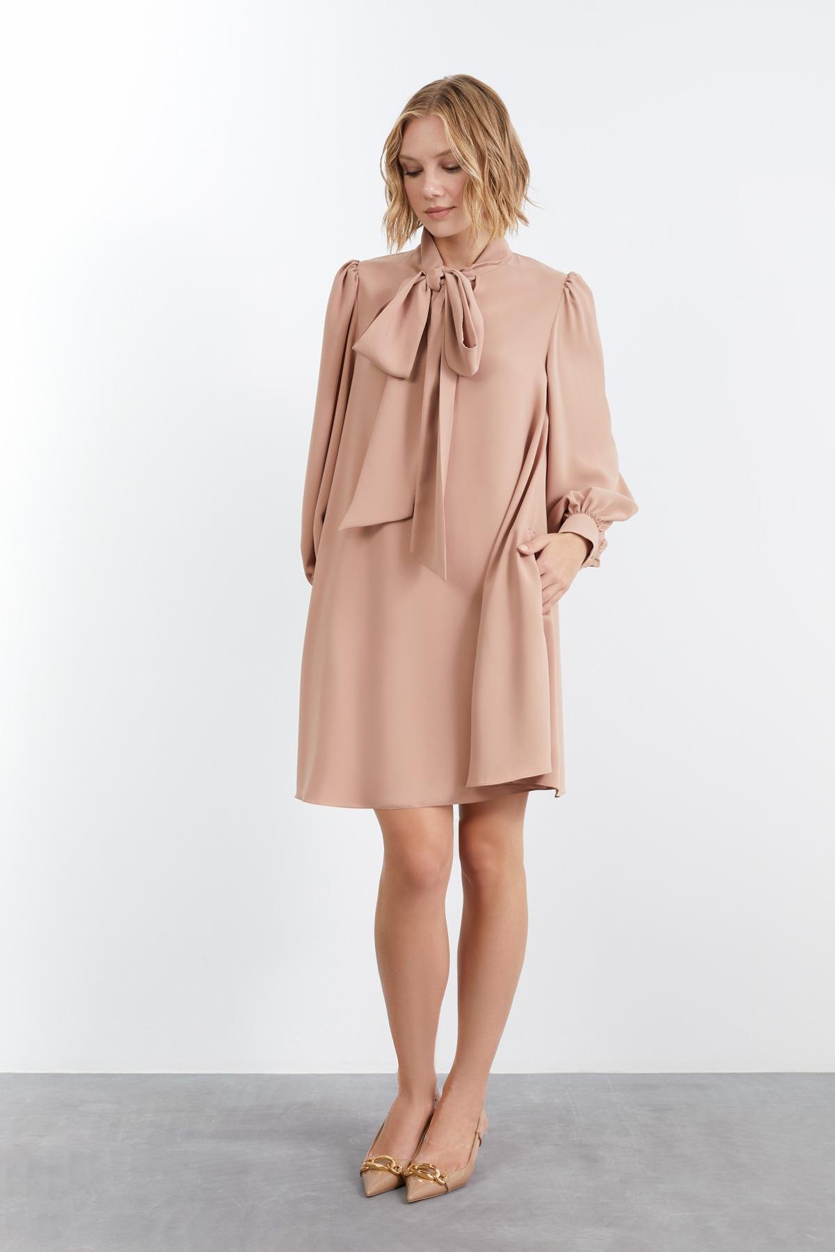 Fiyonklu Balon Kollu Eteği Kloş Bej Mini Elbise