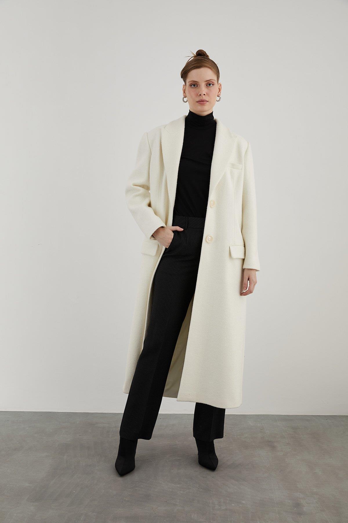 Önü Düğmeli Arkası Yırtmaç Çıtçıt Detaylı Midi Boy Rahat Kesim Ekru Kaban