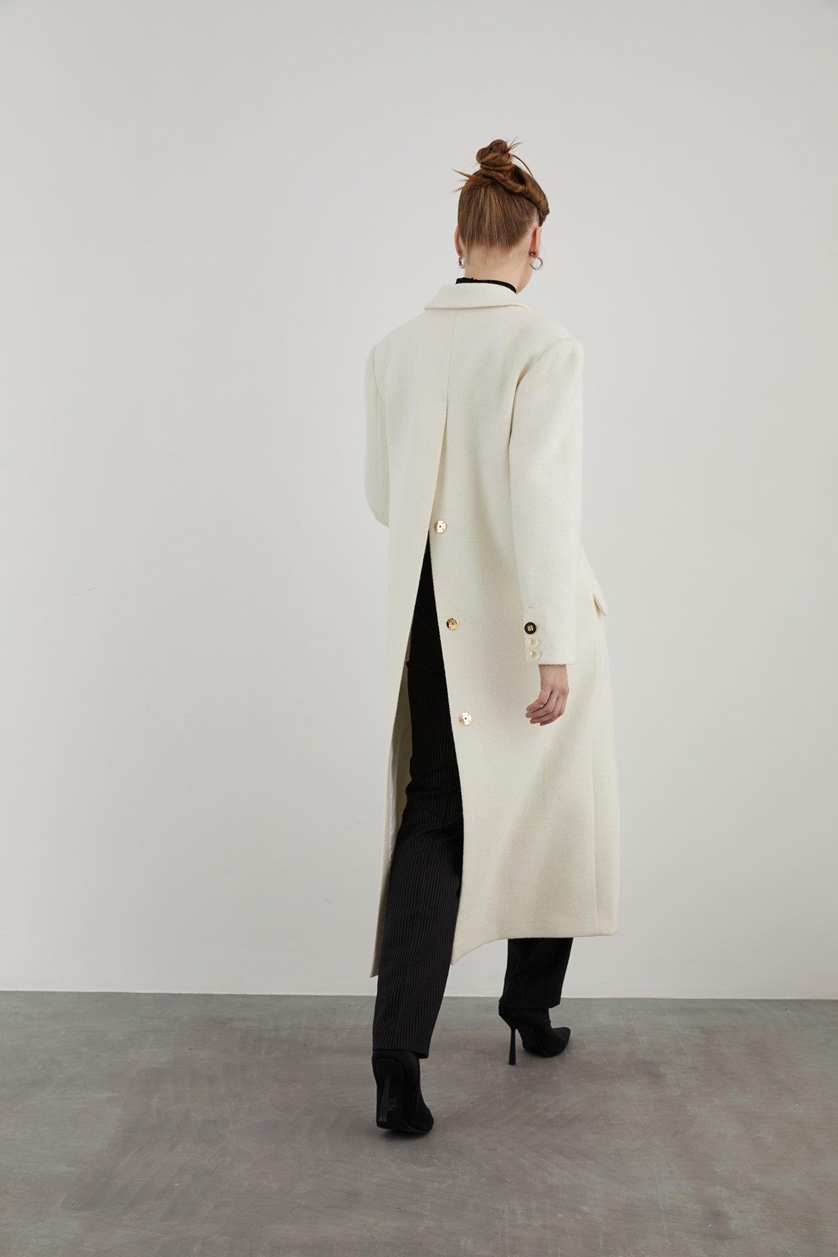 Önü Düğmeli Arkası Yırtmaç Çıtçıt Detaylı Midi Boy Rahat Kesim Ekru Kaban