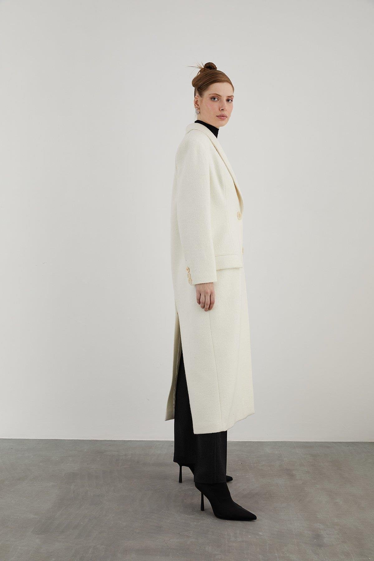 Önü Düğmeli Arkası Yırtmaç Çıtçıt Detaylı Midi Boy Rahat Kesim Ekru Kaban