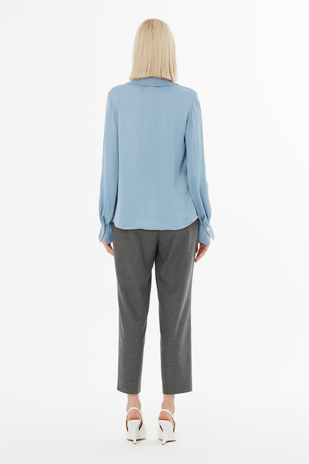 Fular Detaylı V Yaka Mavi Gömlek