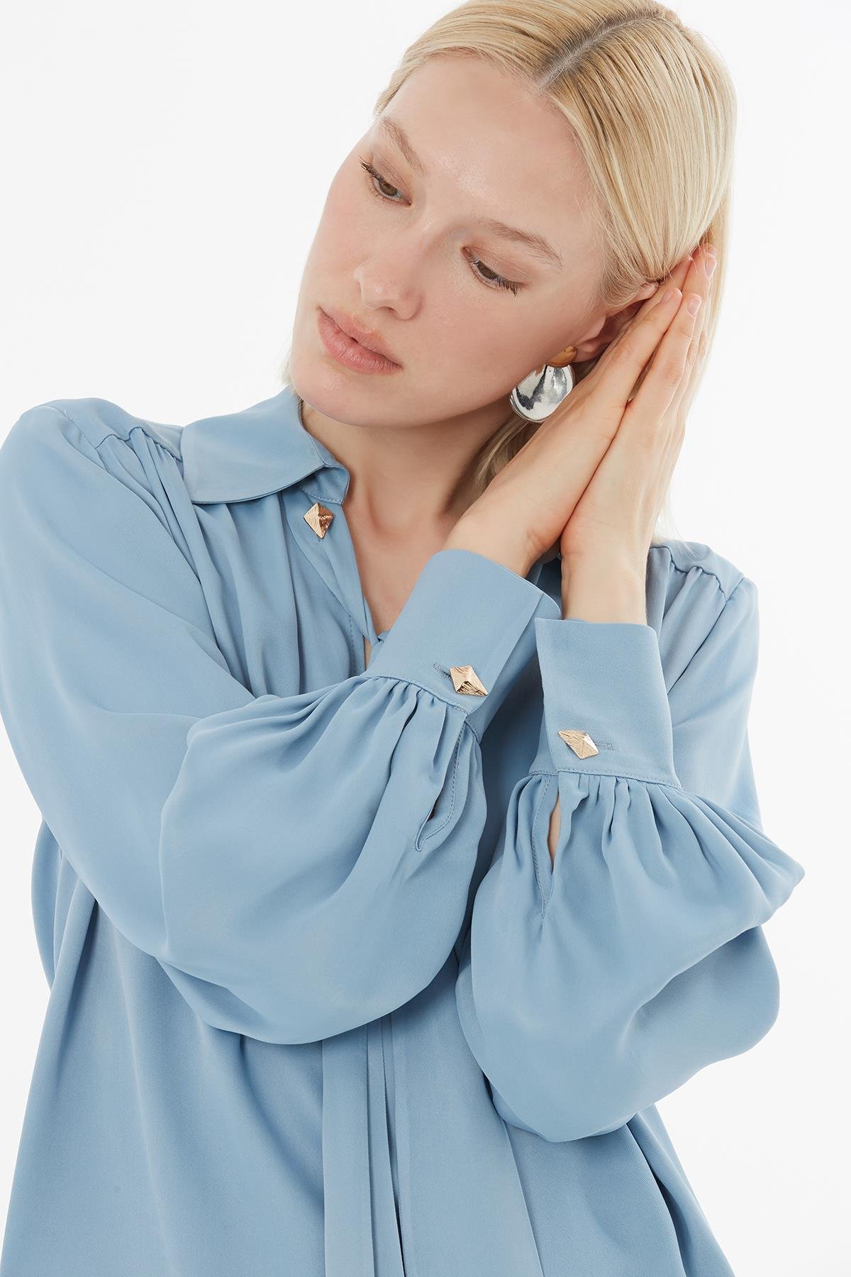 Fular Detaylı V Yaka Mavi Gömlek