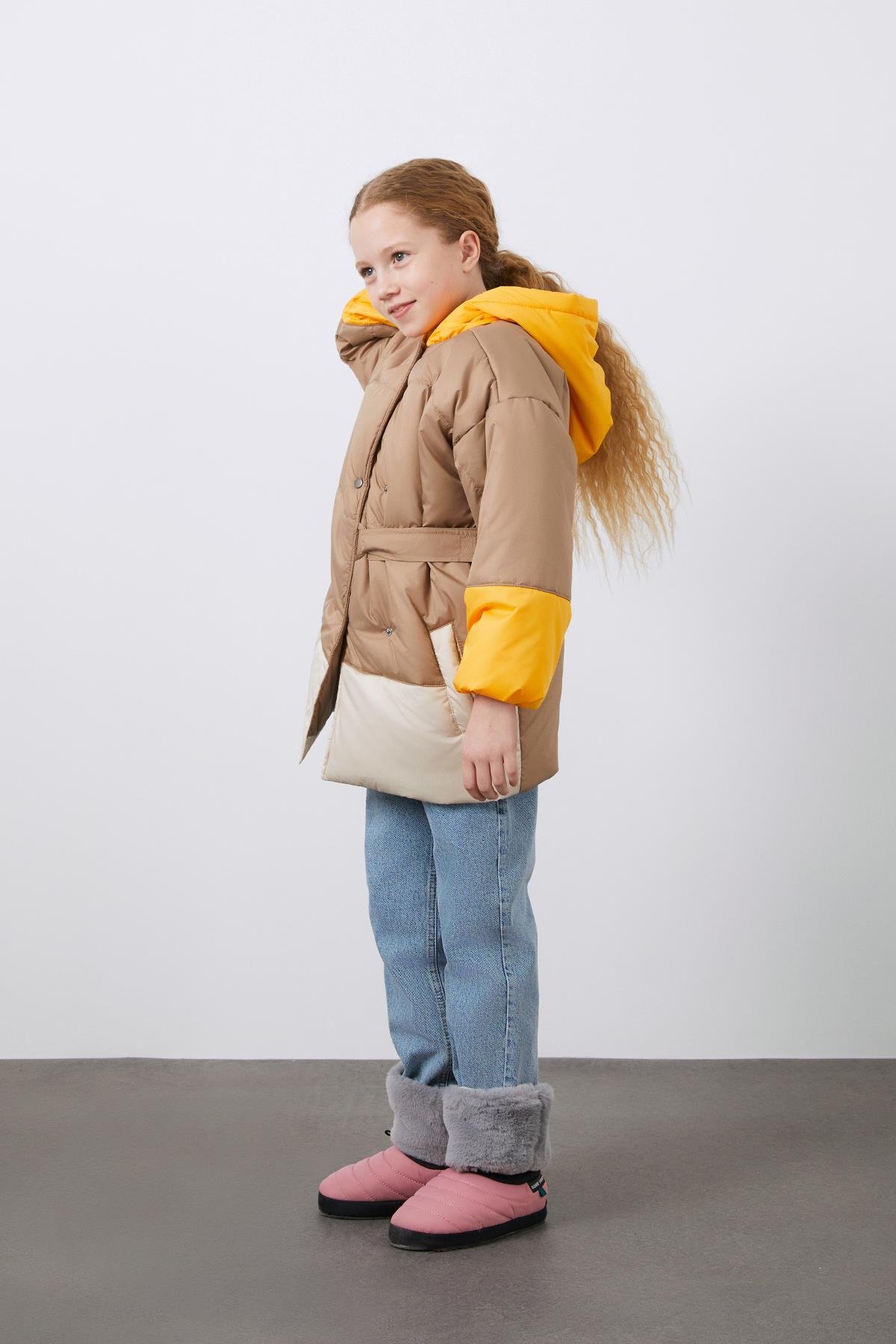 Garni Detaylı Bej Kapüşonlu Kız Çocuk Şişme Mont