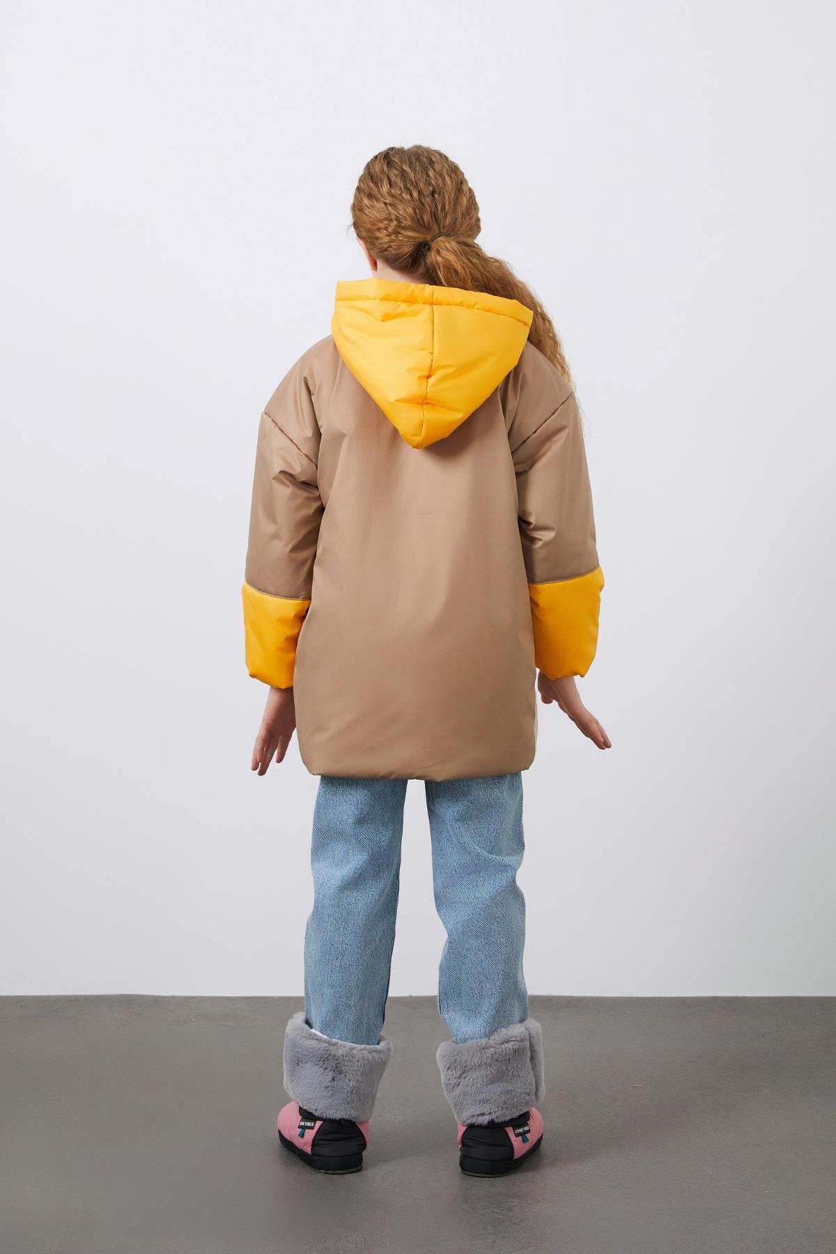 Garni Detaylı Bej Kapüşonlu Kız Çocuk Şişme Mont