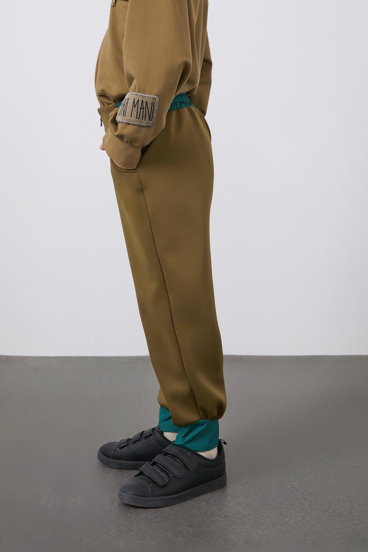 Garni Detaylı Yeşil Jogger Pantolon