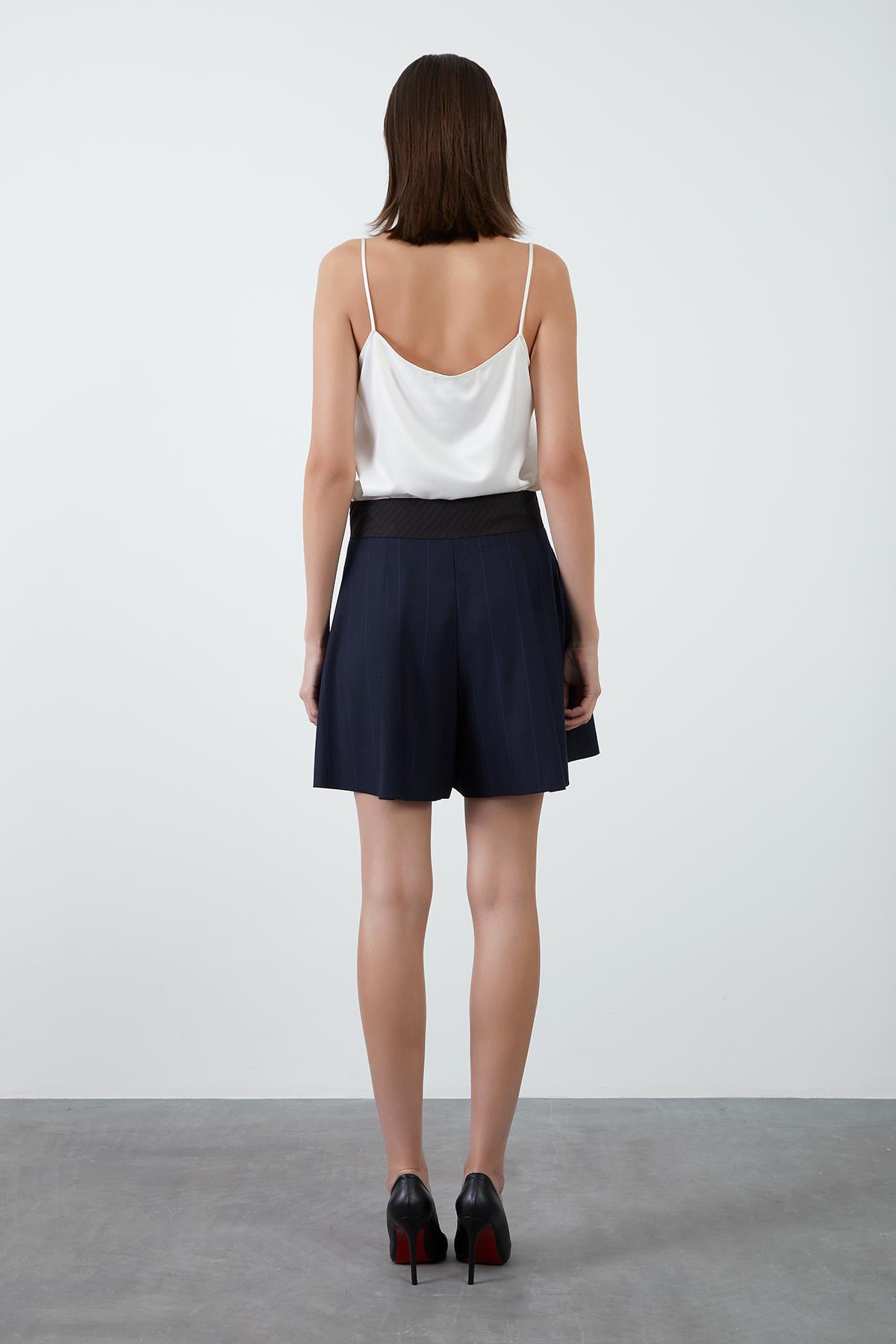 Garni Ve Pili Detaylı Lacivert Şort