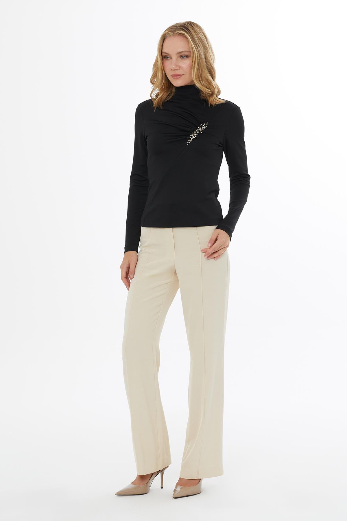 Göğüs Kısmı Büzgülü Siyah Hakim Yaka Bluz