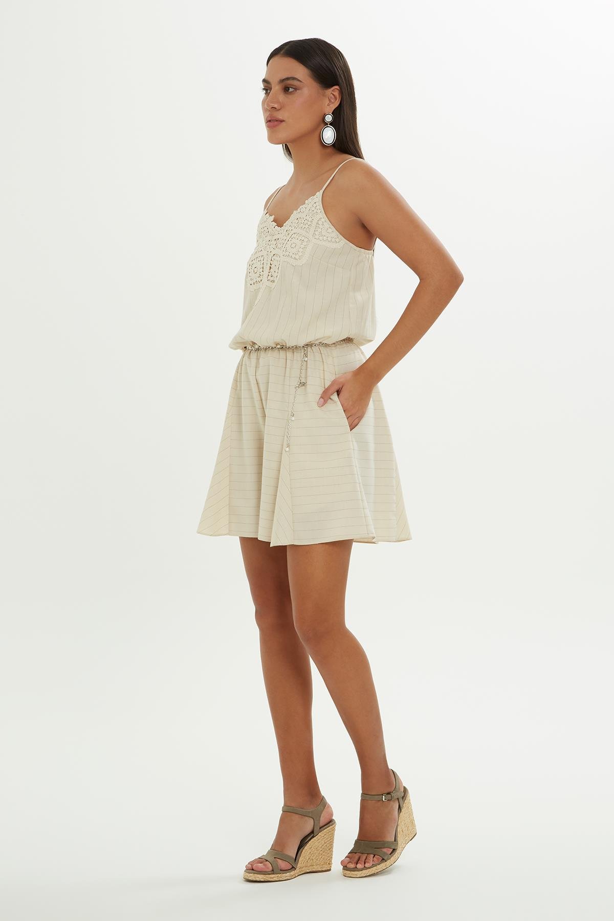 GÖĞÜSTE BRODE DETAYLI BELİ LASTİKLİ SEYYAR ZİNCİR KEMERLİ DESENLİ TULUM