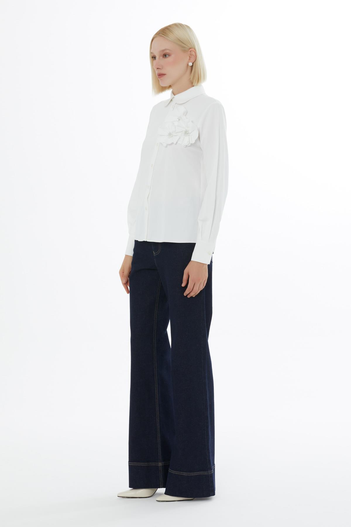 Gül Detaylı Klasik Yaka Poplin Ekru Gömlek