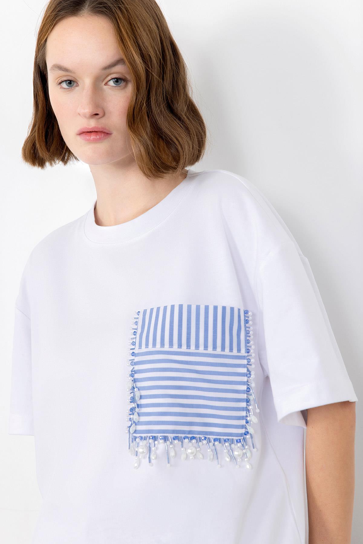 İşleme Detaylı Cepli Beyaz Tshirt