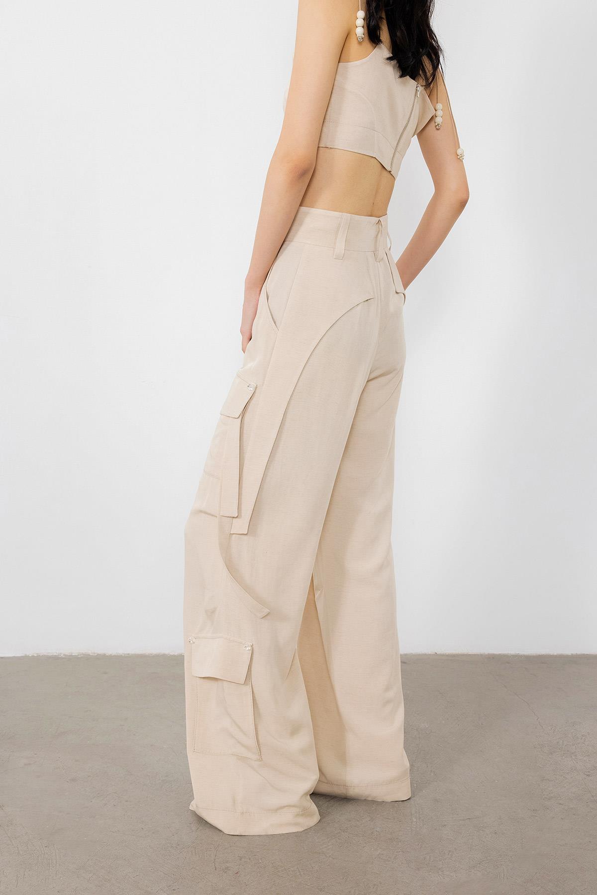 İşleme Detaylı Kargo Cepli Bej Pantolon