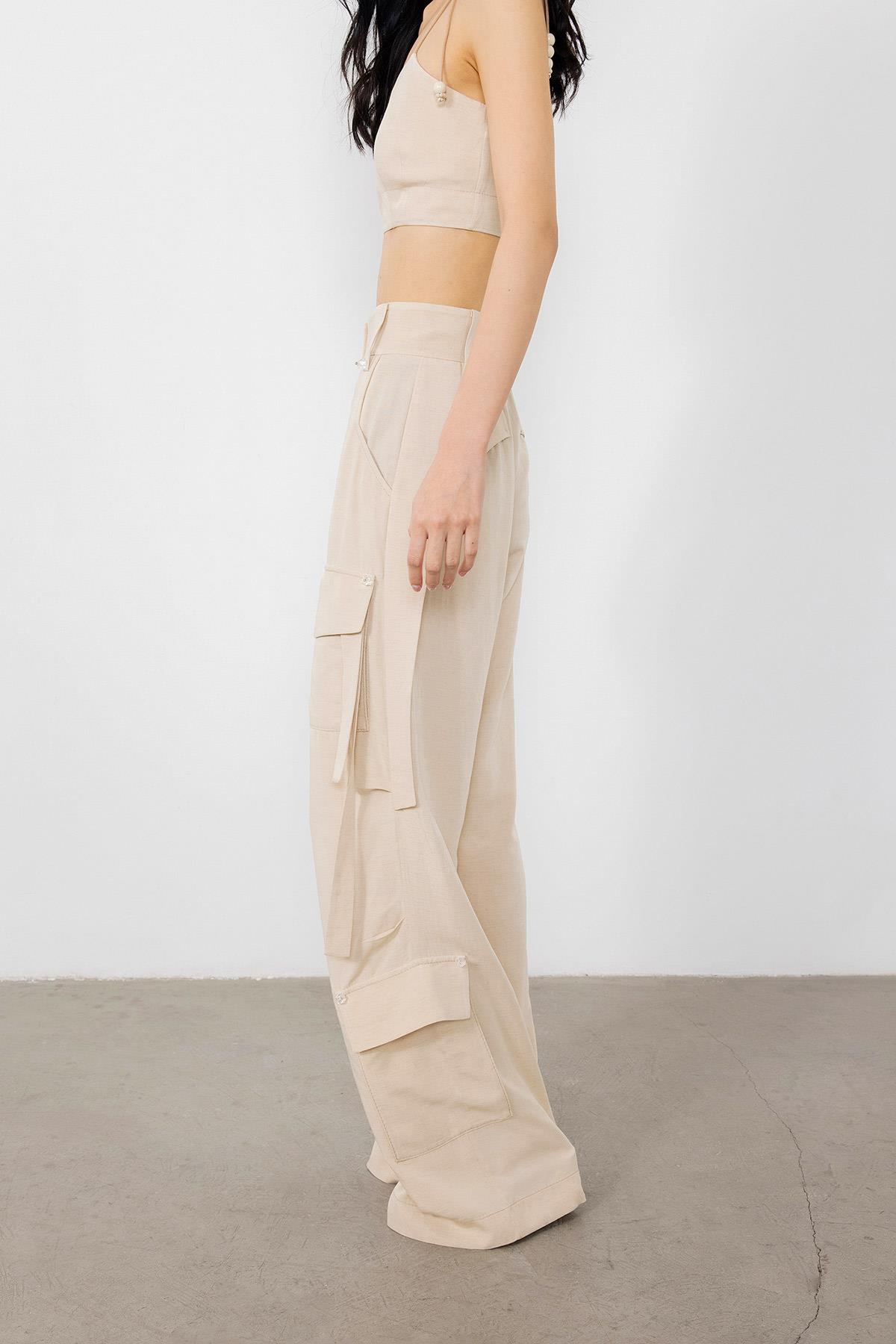 İşleme Detaylı Kargo Cepli Bej Pantolon
