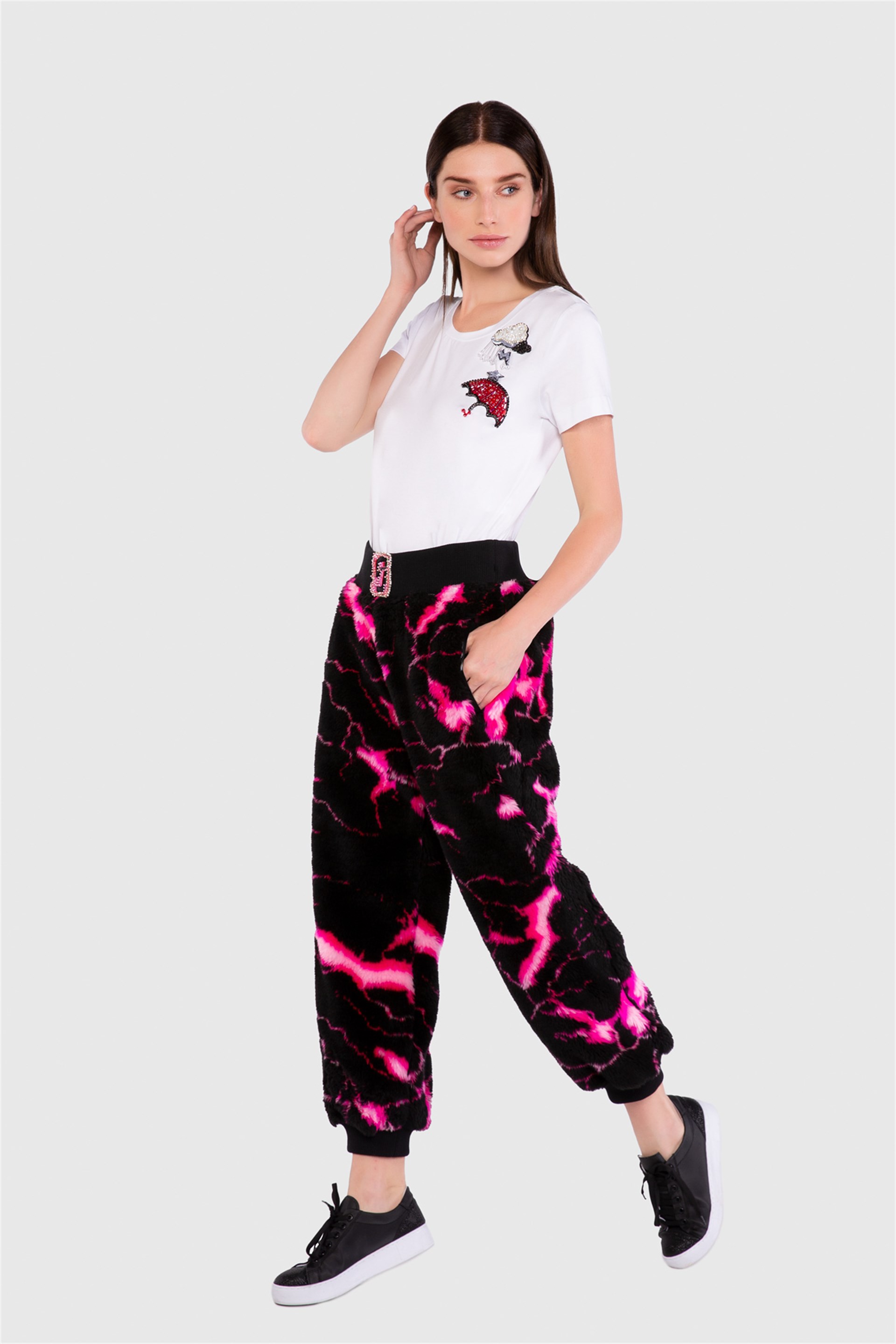 İşleme Detaylı Nakışlı Basic Beyaz Tshirt