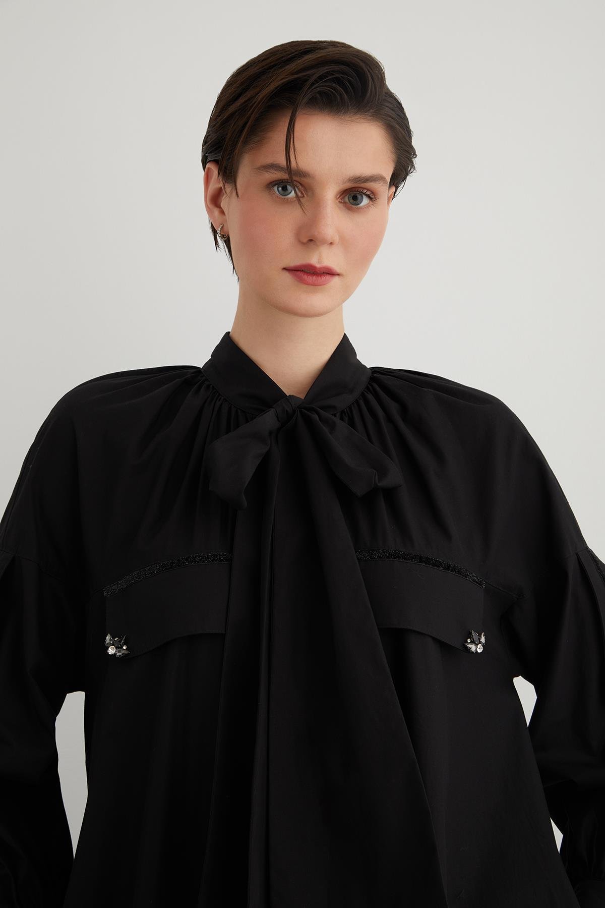 İşleme Detaylı Yakası Bağcıklı A Form Siyah Poplin Elbise