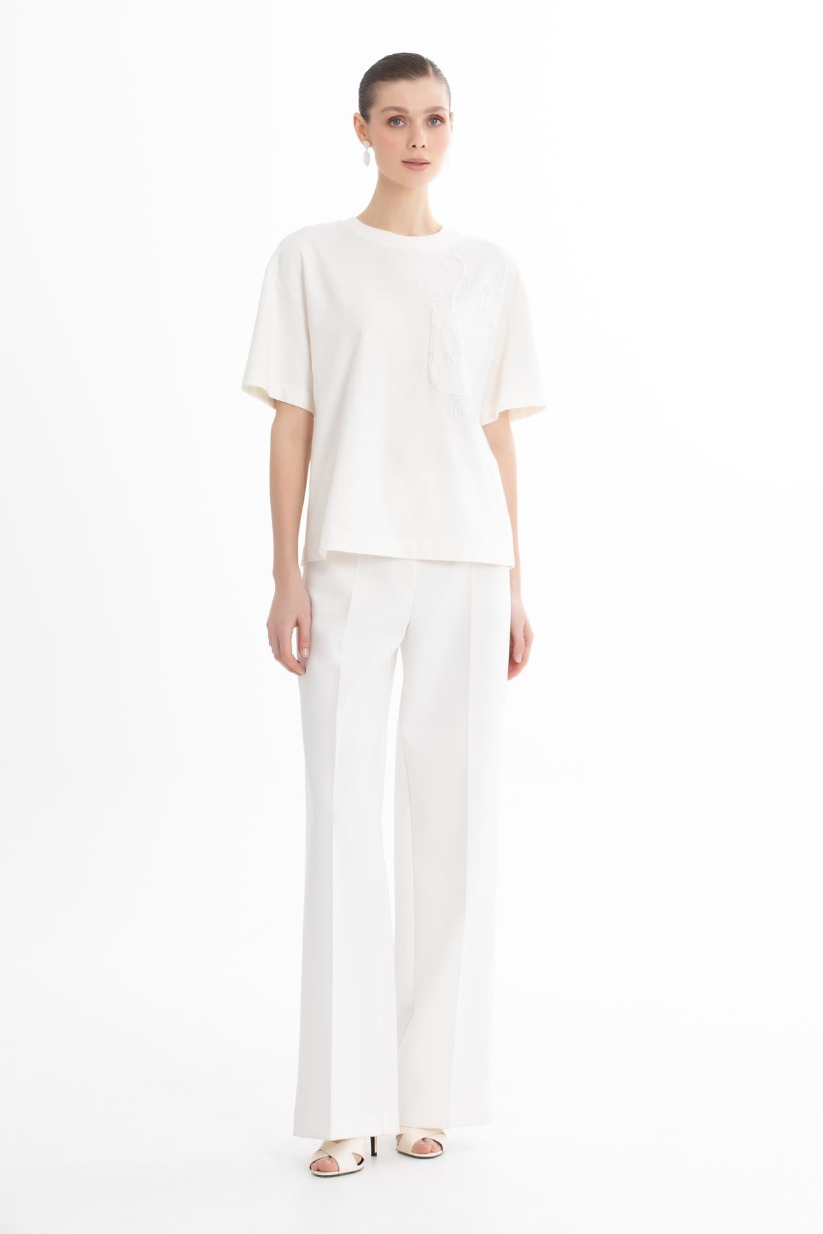 İşlemeli Oversize Beyaz T-Shirt