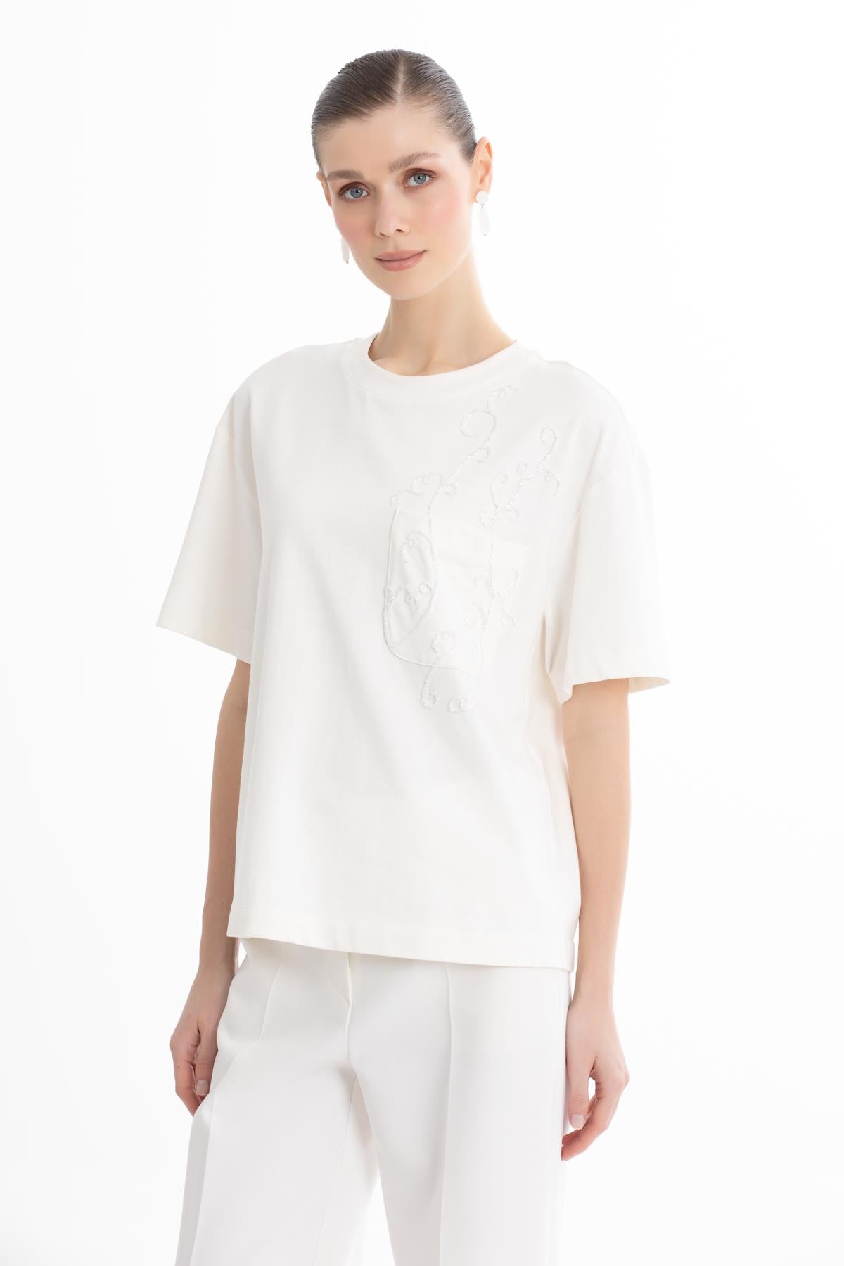 İşlemeli Oversize Beyaz T-Shirt