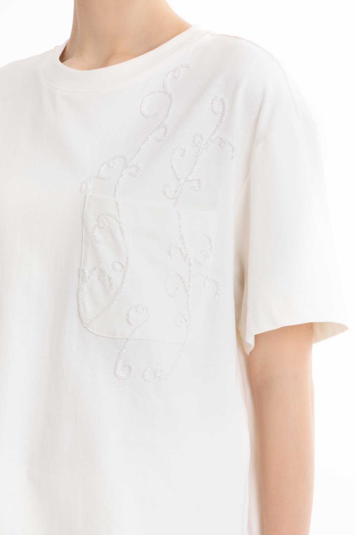 İşlemeli Oversize Beyaz T-Shirt