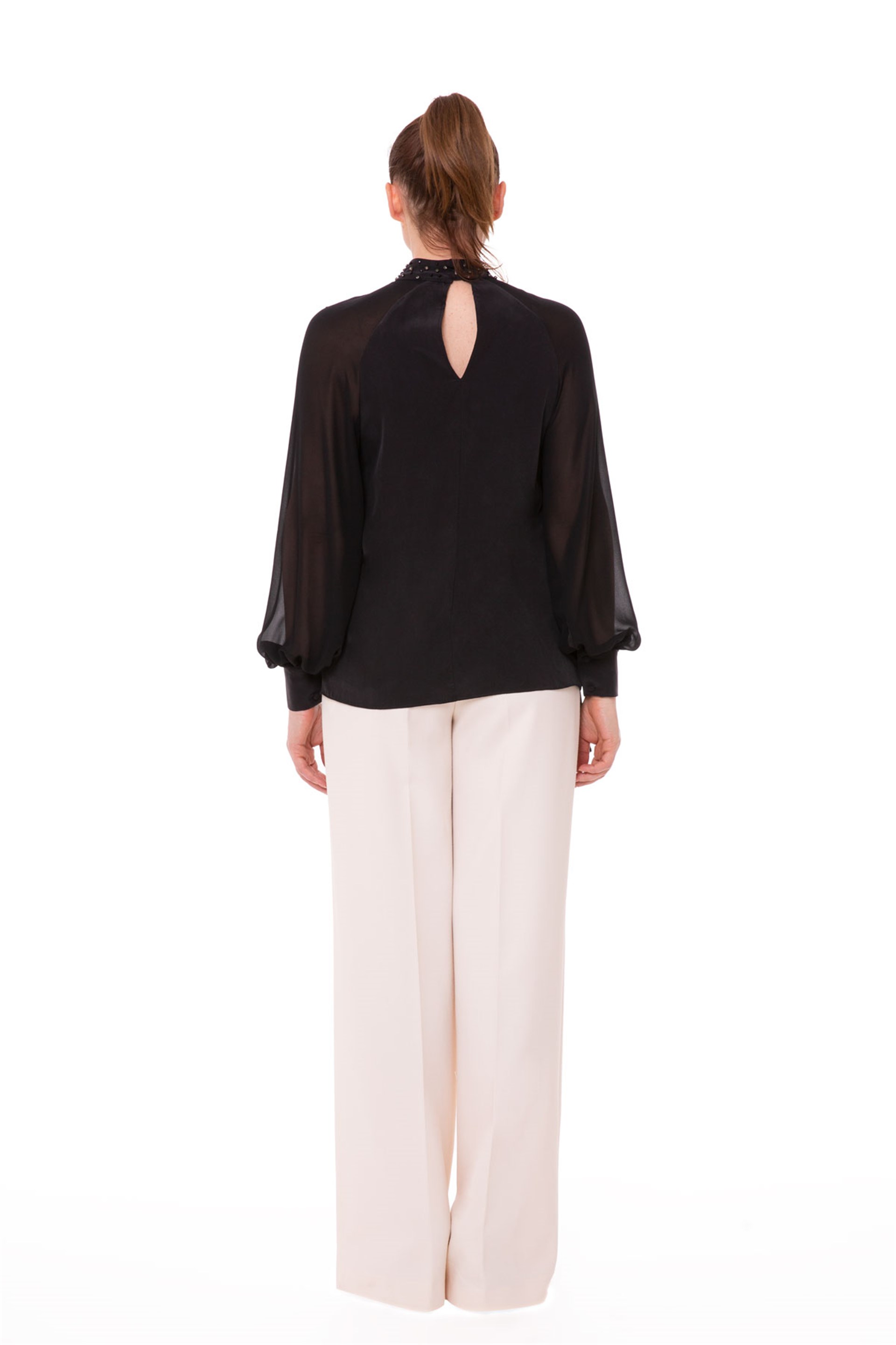 İşlemeli Yaka Ve Pencere Detaylı Siyah Bluz