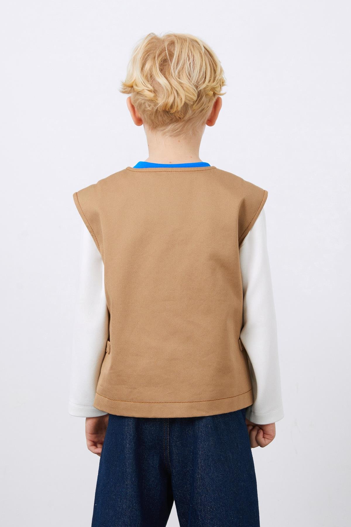 Kahverengi Ahşap Düğmeli Yelek