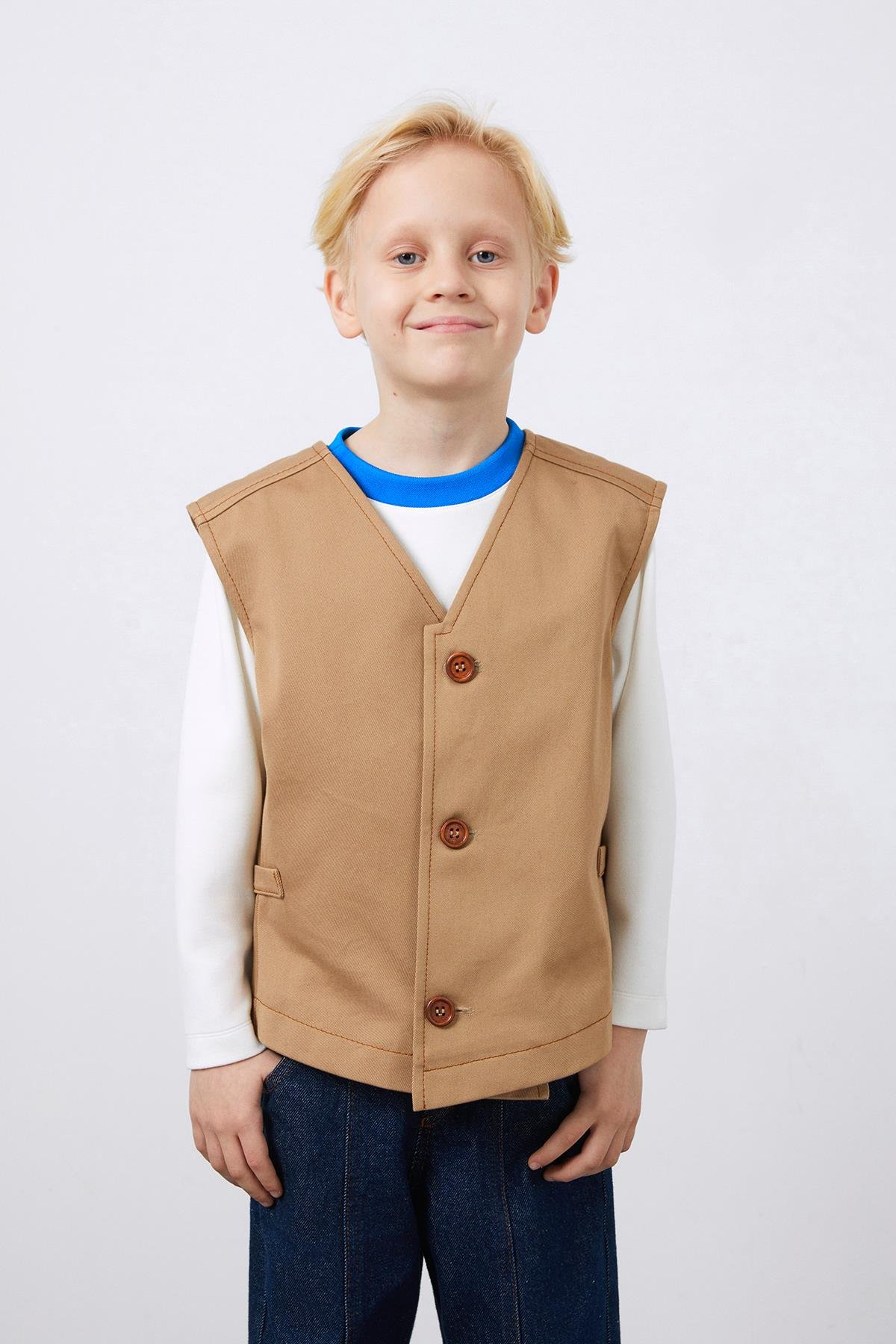 Kahverengi Ahşap Düğmeli Yelek