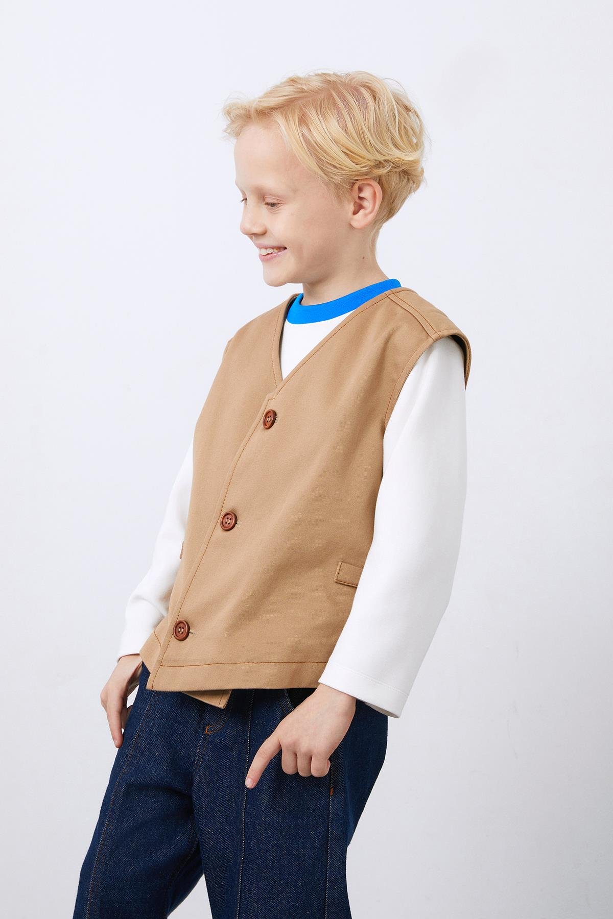 Kahverengi Ahşap Düğmeli Yelek