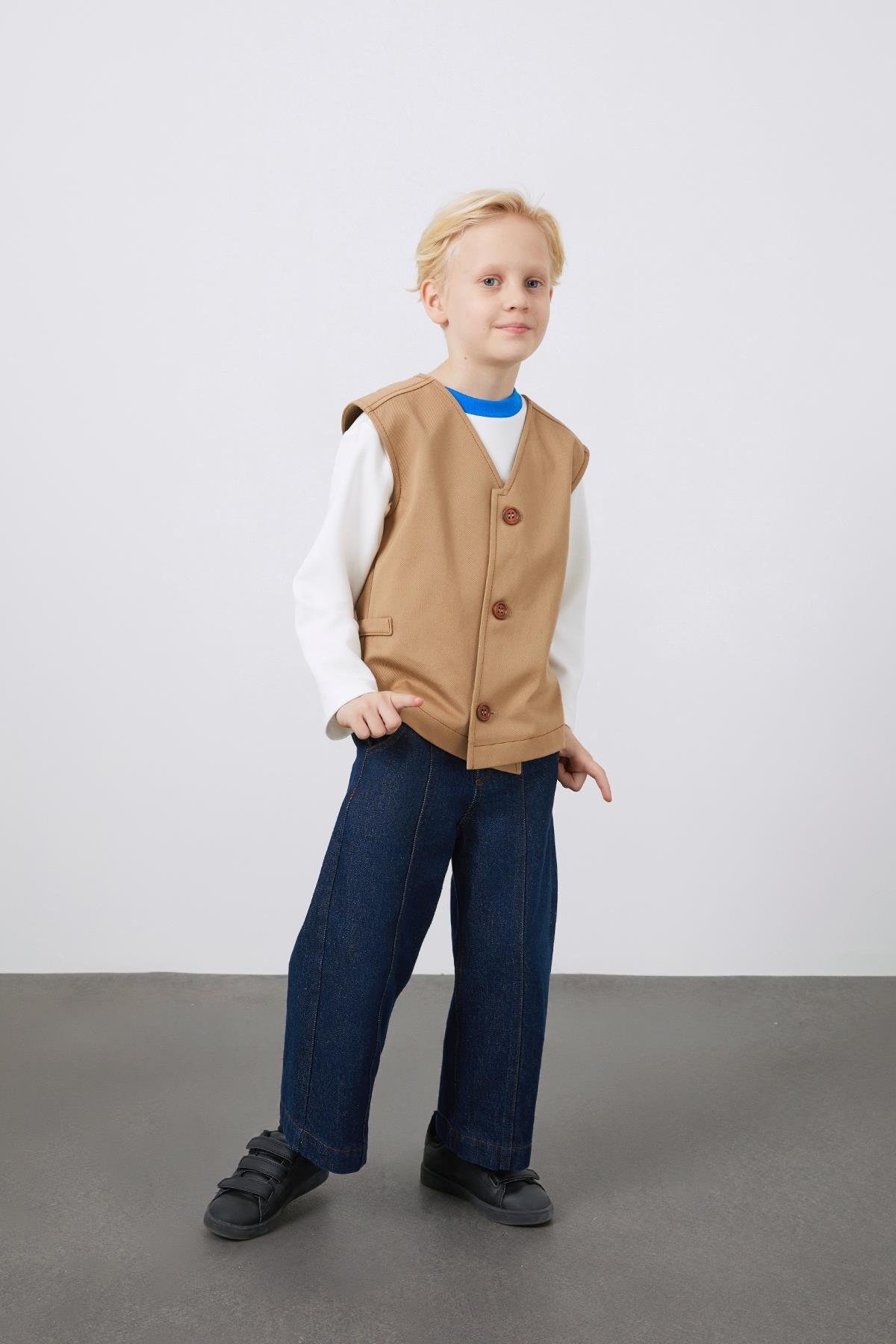 Kahverengi Ahşap Düğmeli Yelek