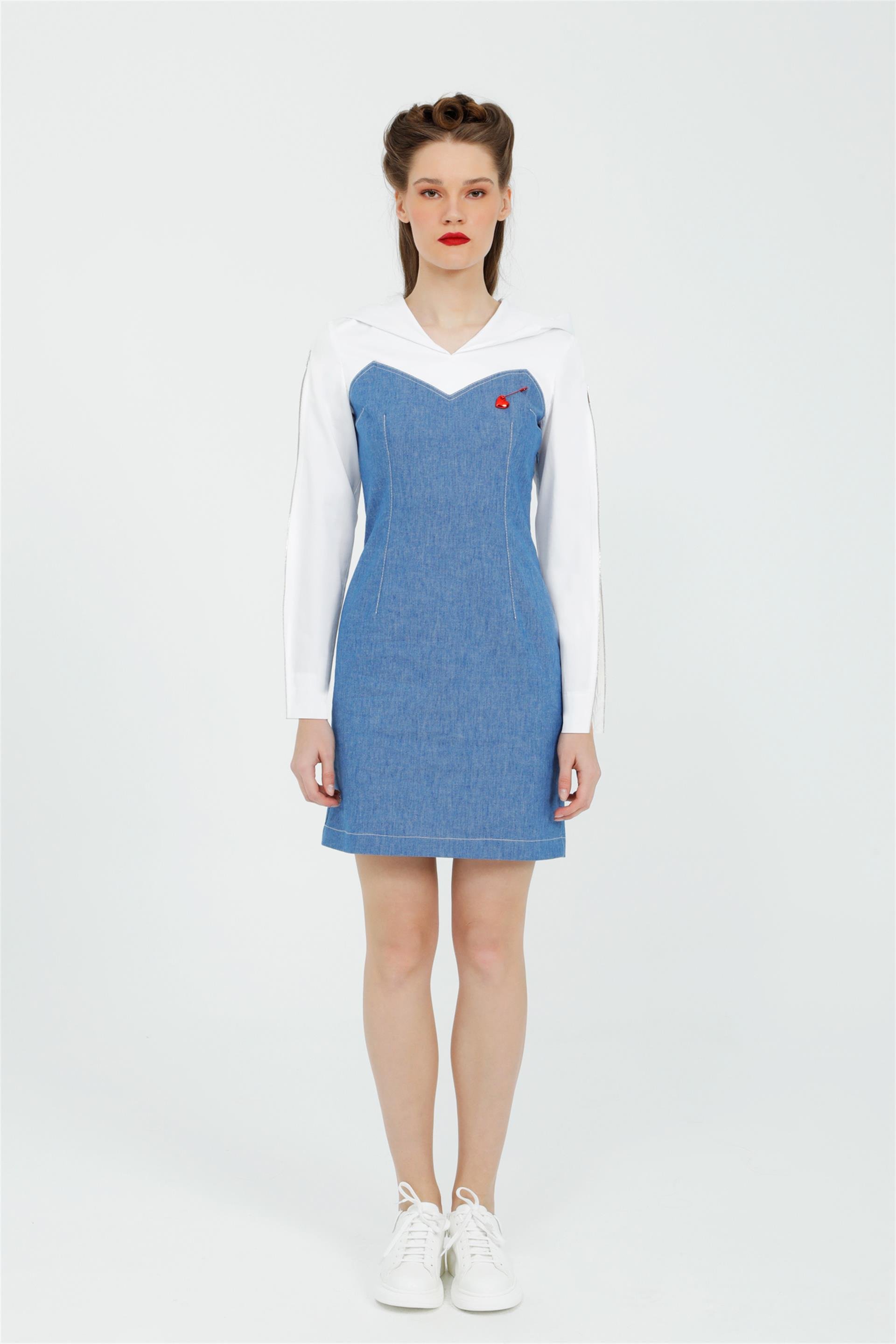 Kapşonlu Kol Fermuar Detaylı Kalp Broşlu Mavi Mini Elbise