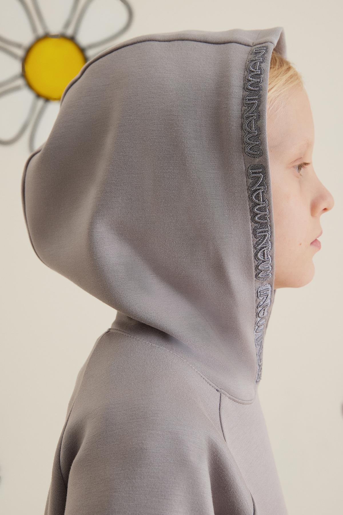 Kapüşonlu Nakış Detaylı Gri SweatShirt