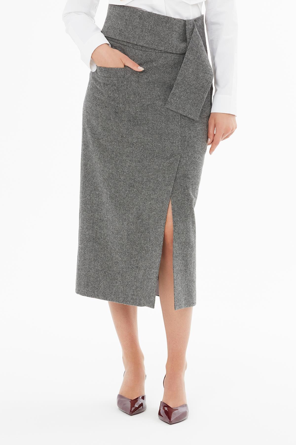 Kemer Detaylı Yırtmaçlı Gri Kalem Etek