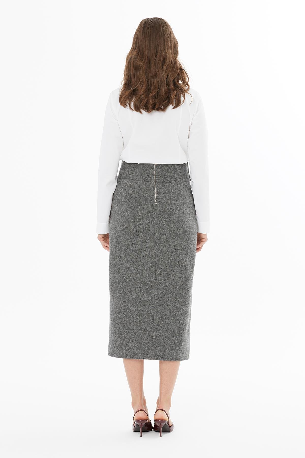 Kemer Detaylı Yırtmaçlı Gri Kalem Etek