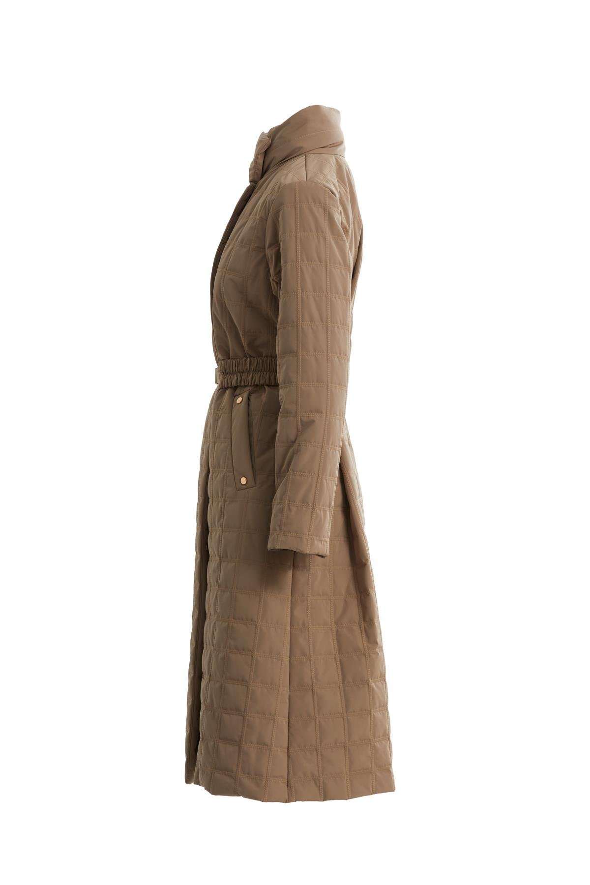 Kemerli Metal Tokalı Kapitone Bej Mont