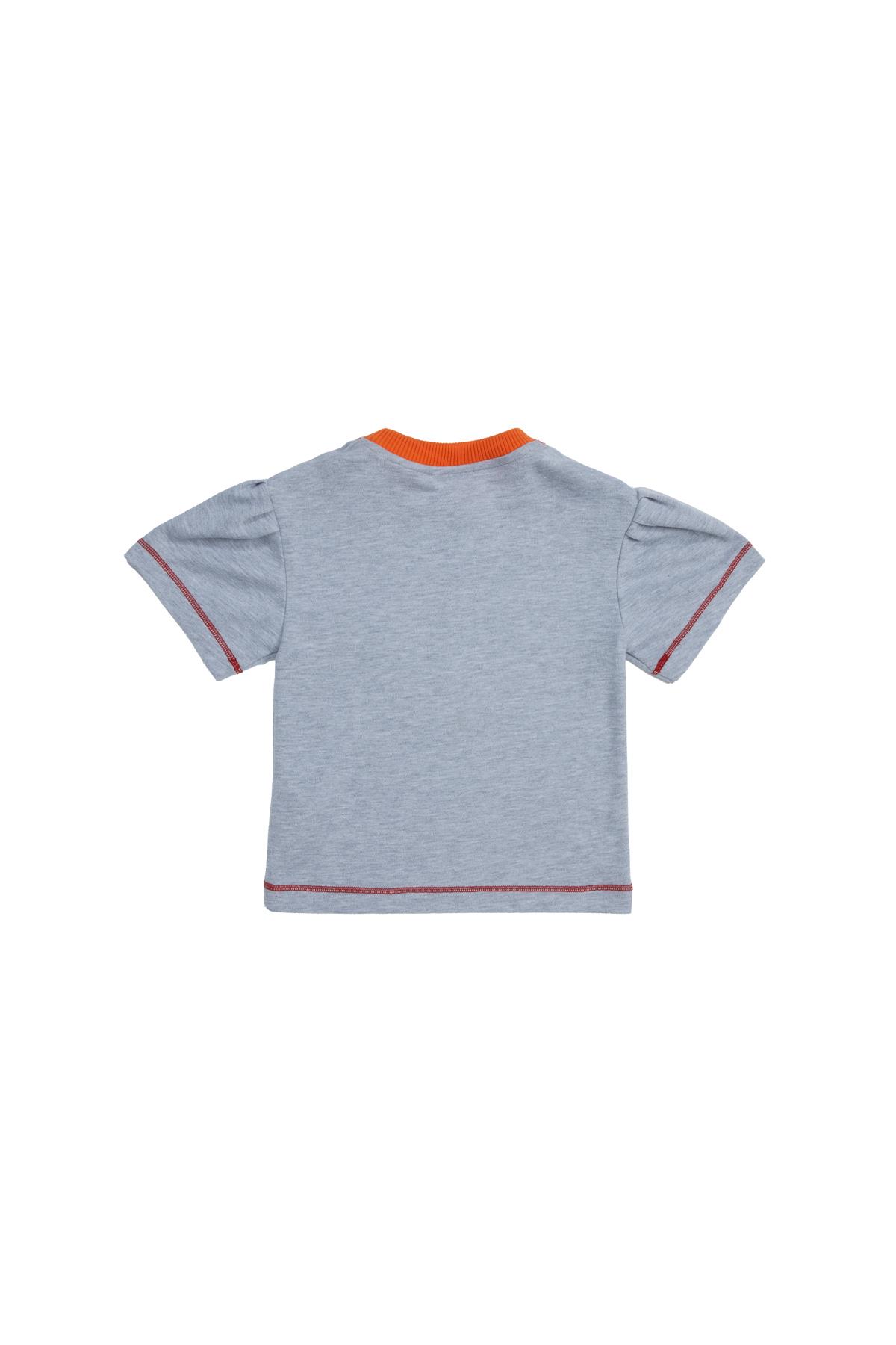 Kırmızı Dikişli Turuncu Yakalı Pileli Gri T-Shirt