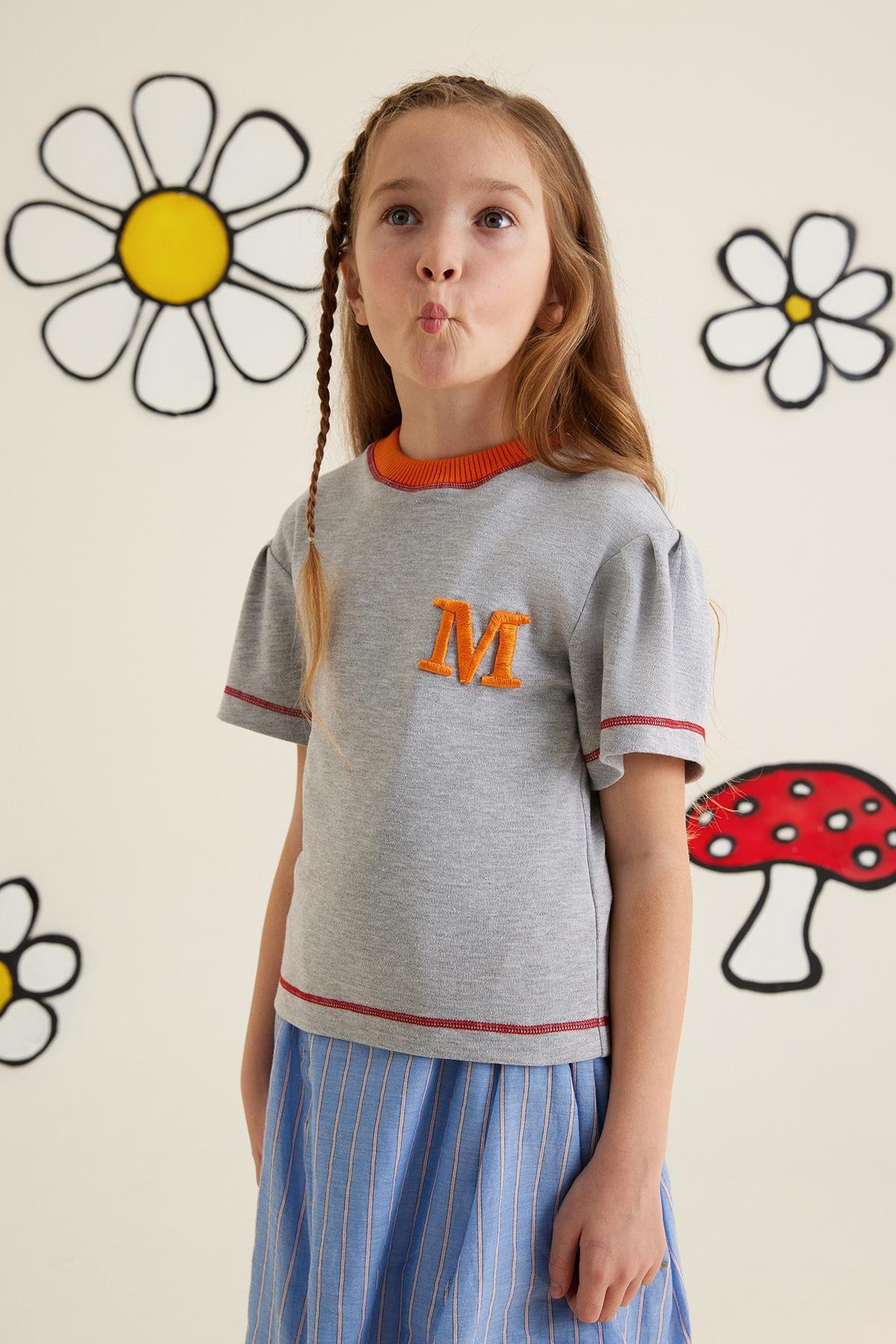 Kırmızı Dikişli Turuncu Yakalı Pileli Gri T-Shirt