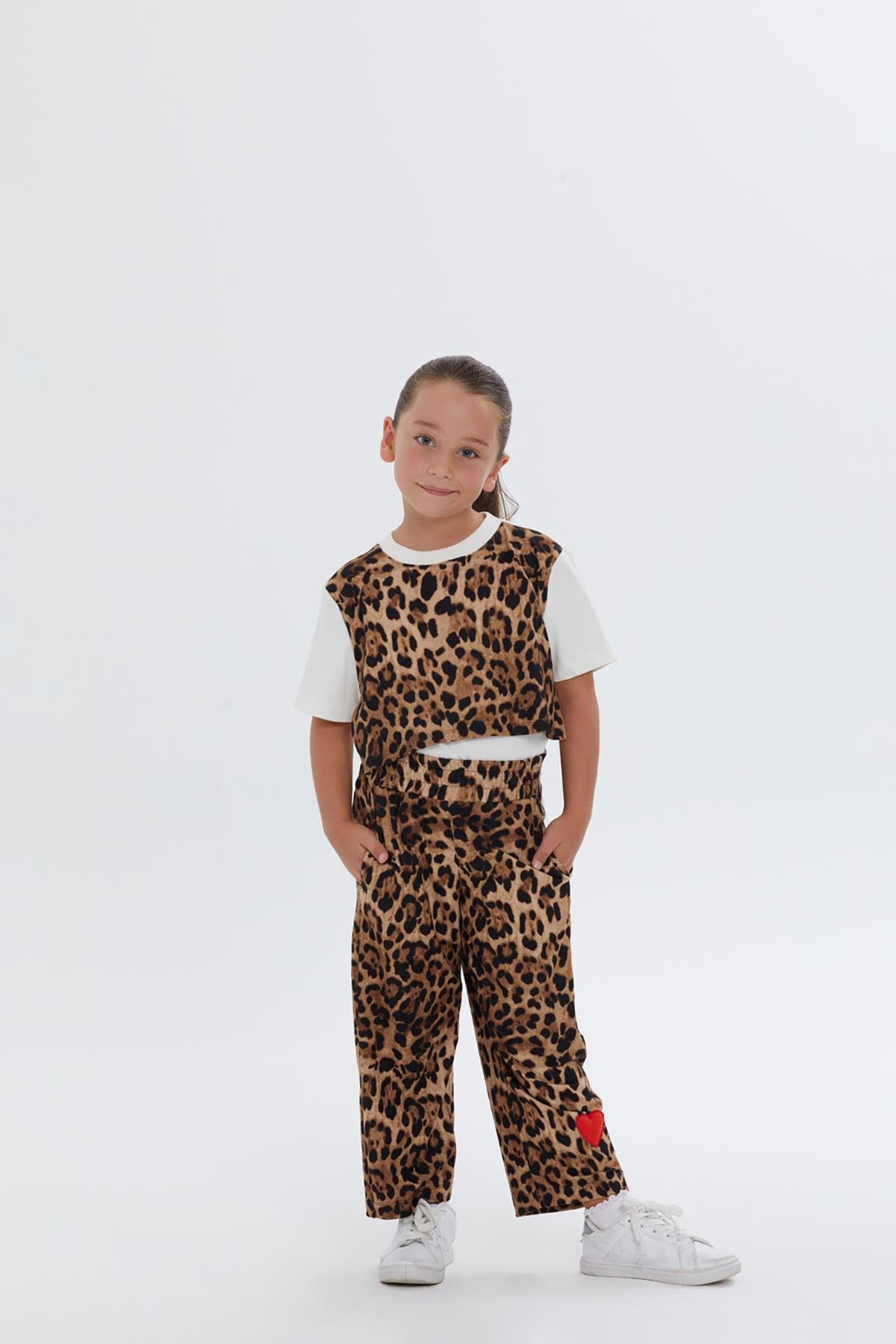 Kırmızı Kalp Detaylı Bilek Boy Leopar Desen Kız Çocuk Pantolon