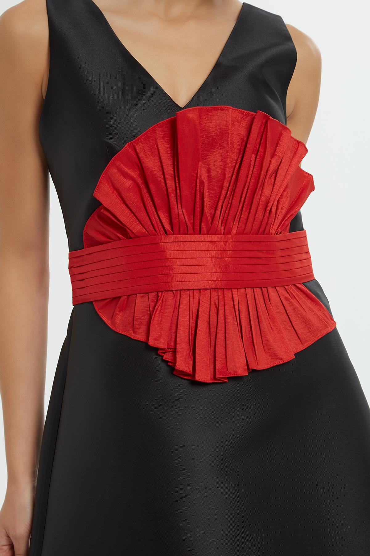 Kırmızı Pileli Kemer Detaylı Siyah V Yaka Mini Elbise