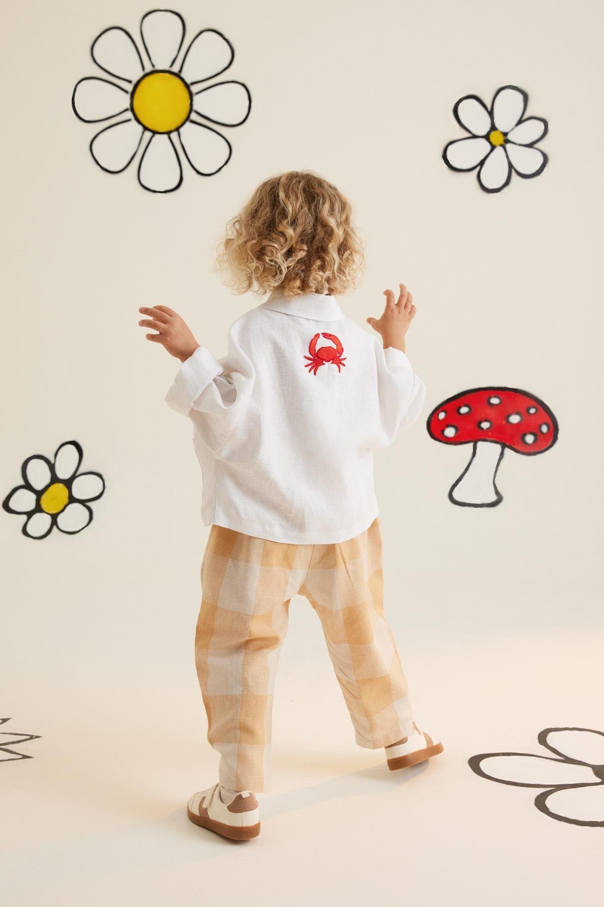 Kırmızı Yengeç Nakışlı Beyaz Gömlek