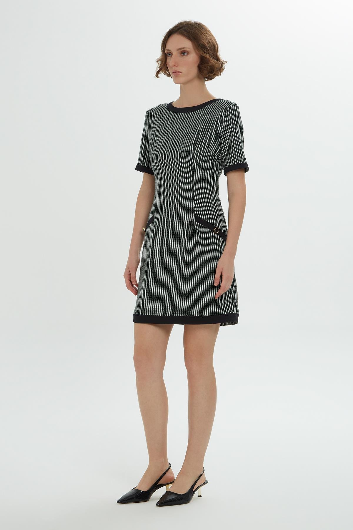 Kısa Kollu Çizgili Diz Üstü Elbise