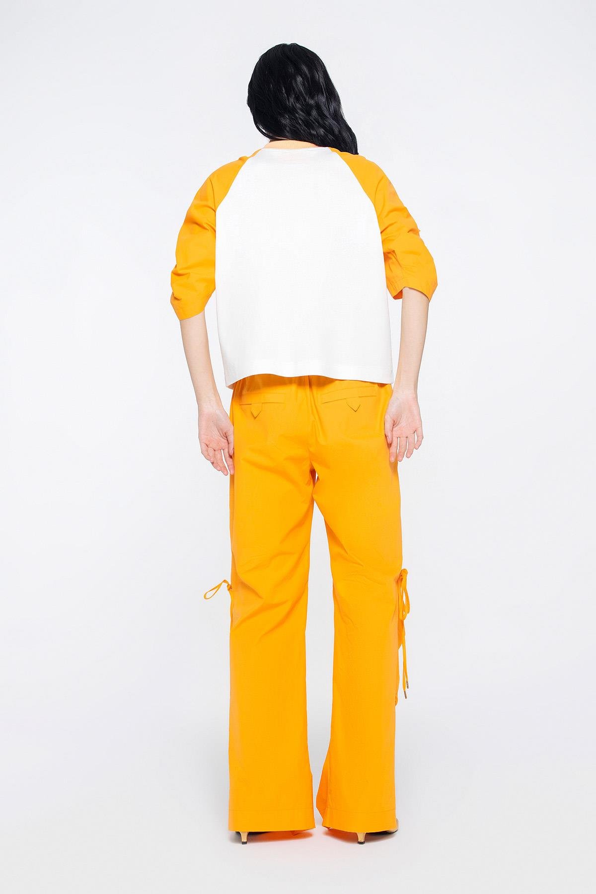 Kol Detaylı Özel Yazı Baskılı İşlemeli Ekru Tshirt