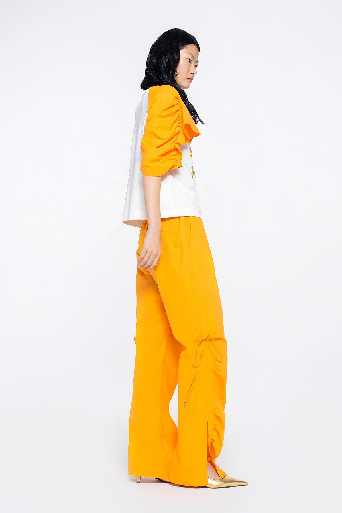 Kol Detaylı Özel Yazı Baskılı İşlemeli Ekru Tshirt