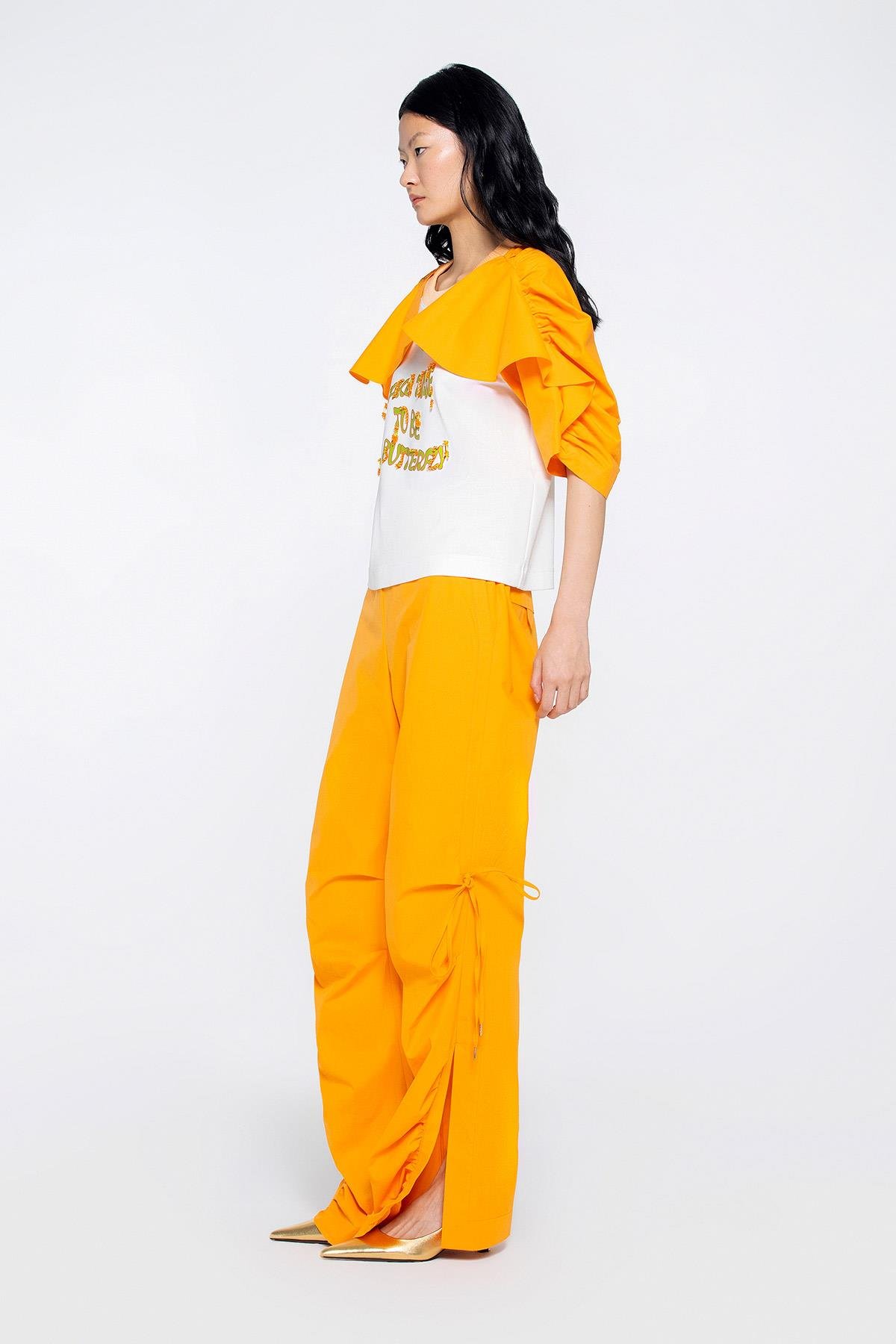 Kol Detaylı Özel Yazı Baskılı İşlemeli Ekru Tshirt