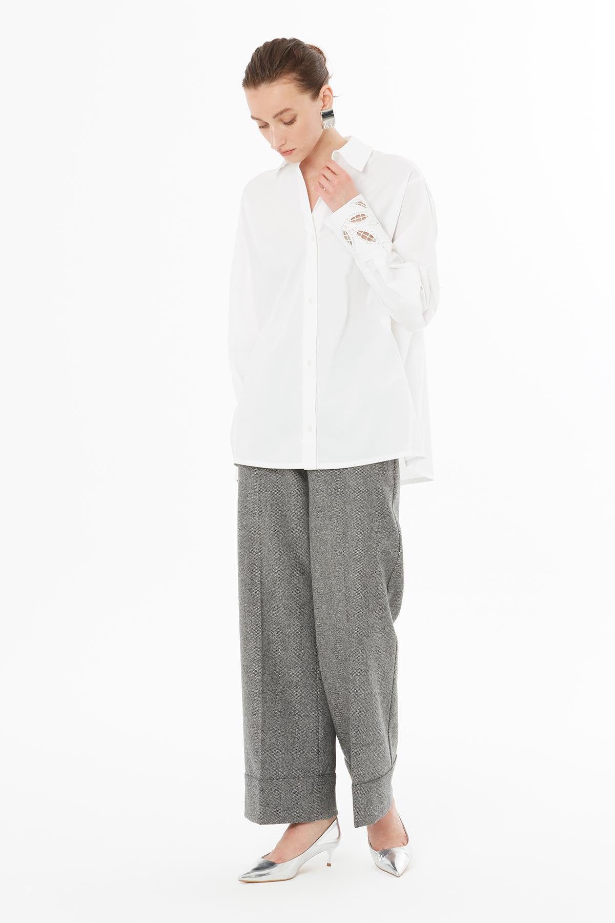 Kolları İşleme Ve Nakış Detaylı Beyaz Gömlek